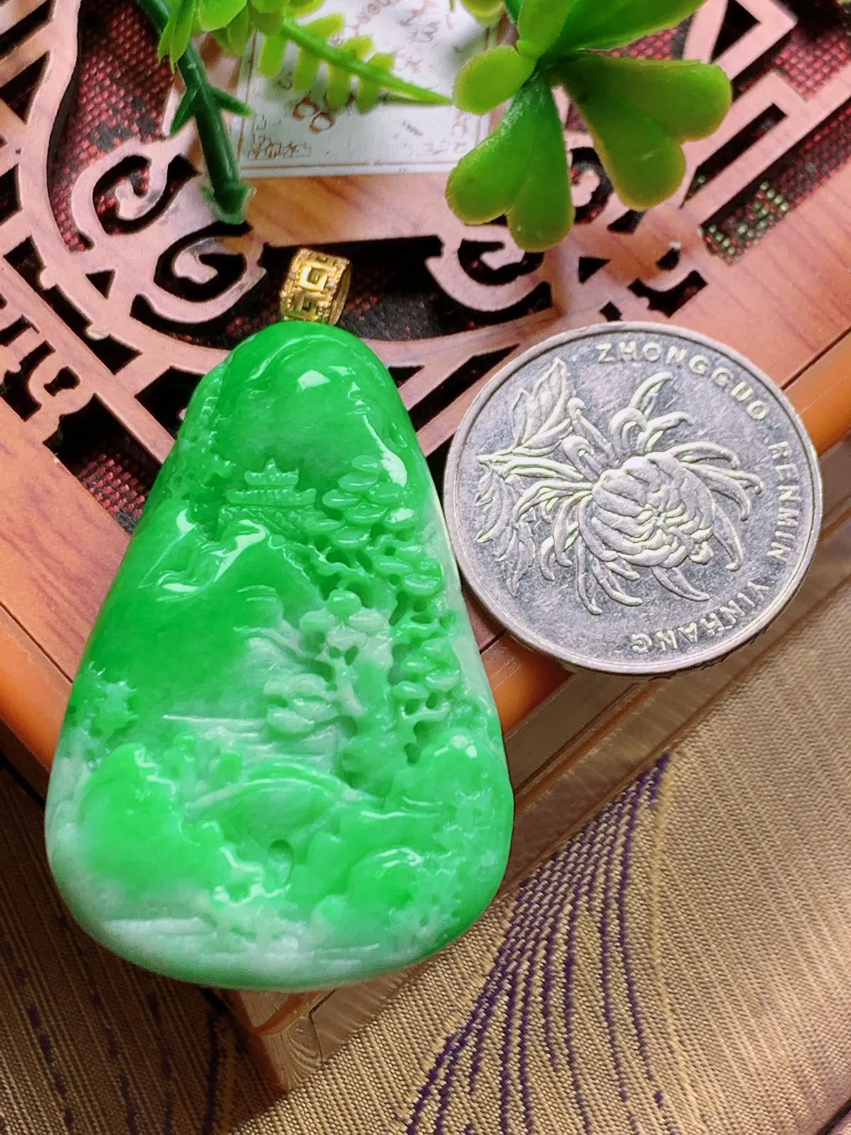 精品推荐，缅甸天然A货翡翠，18K金镶嵌飘阳绿山水牌吊坠，种水好，颜色鲜艳，玉质水润细腻，工艺精湛，佩戴效果更佳。