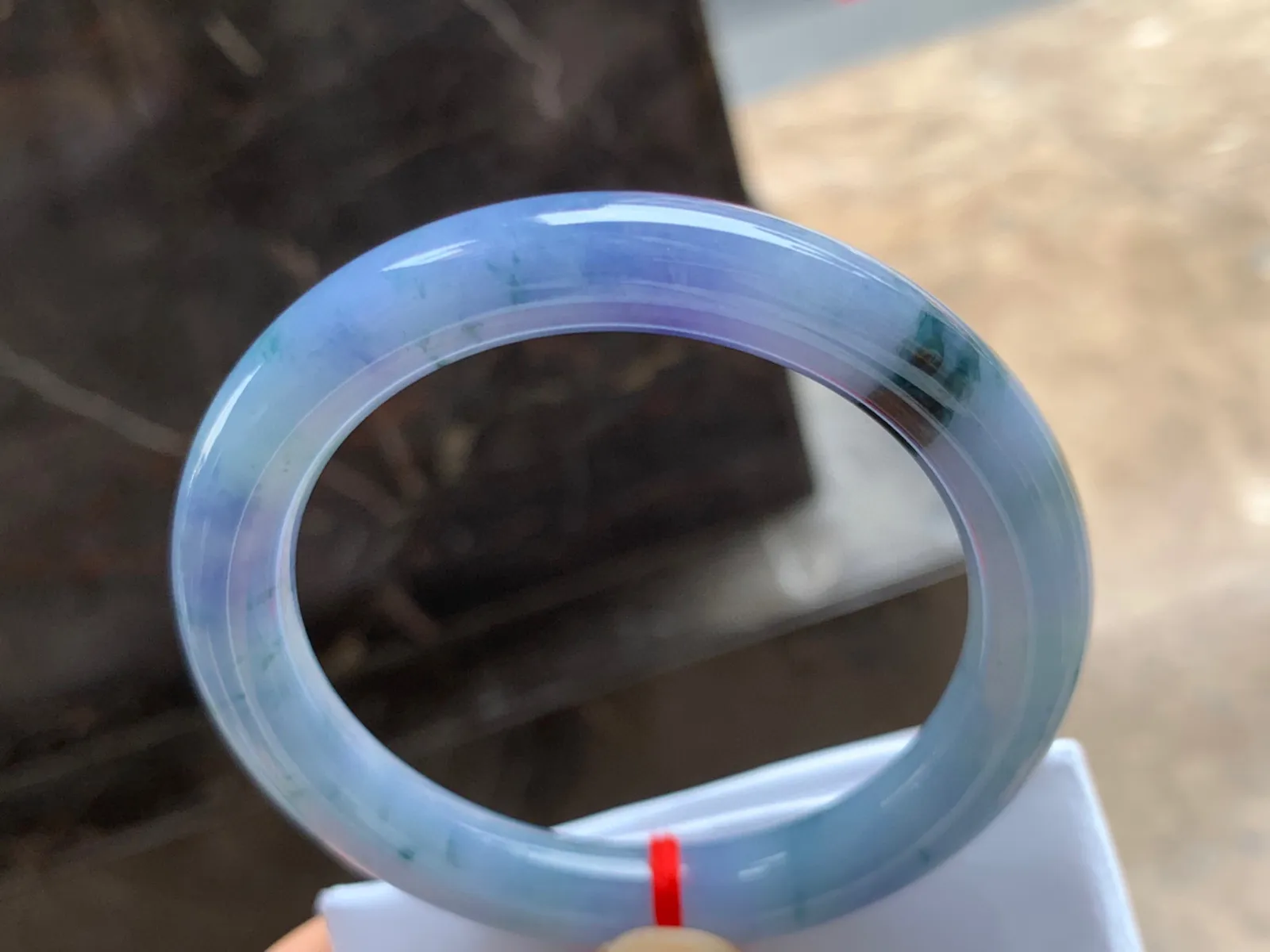 56-9.5mm
紫罗兰飘花圆条手镯 底子细腻 颜色浓艳 上手漂亮