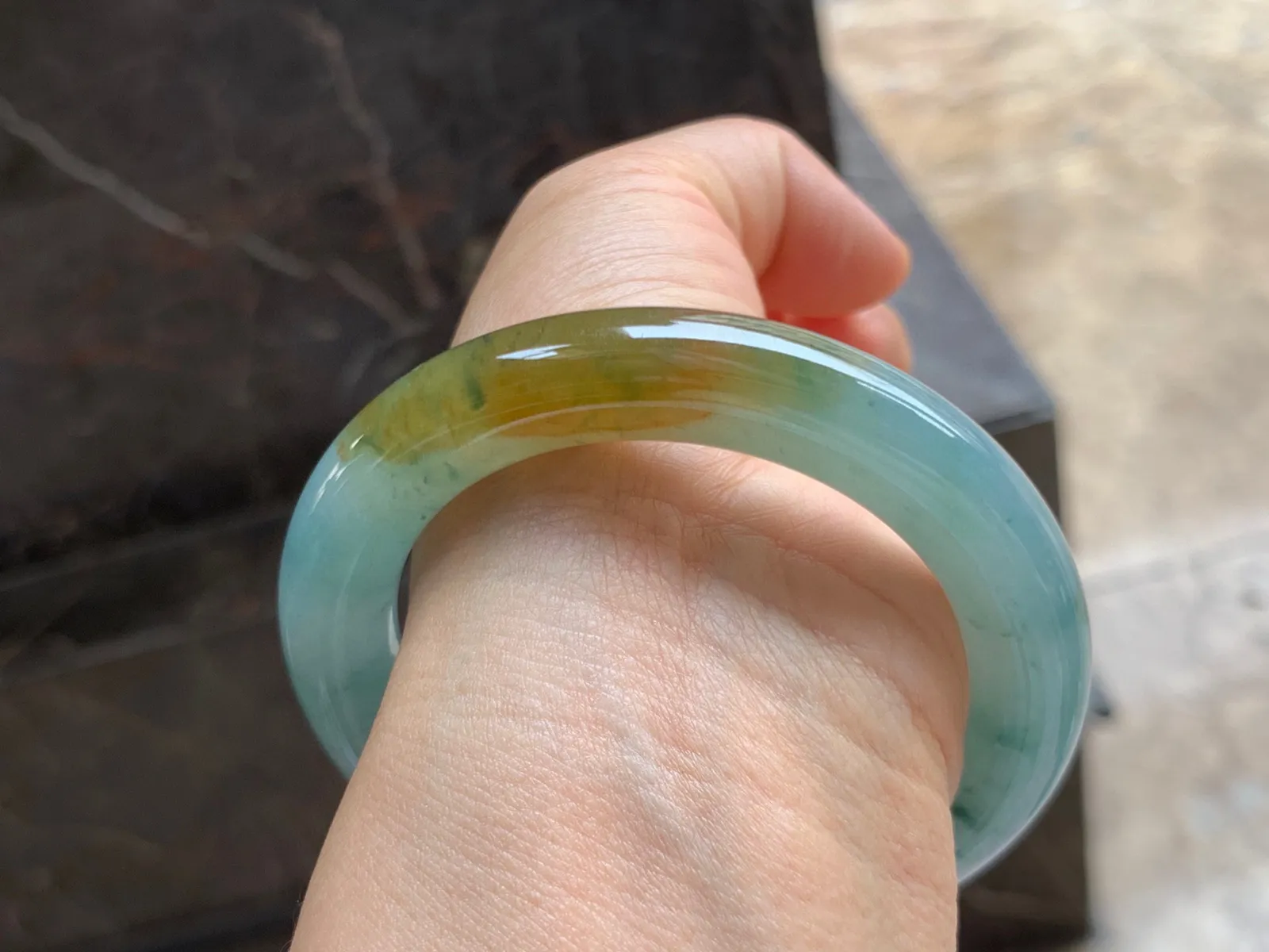 55.5-11.5mm
黄翡飘花圆条手镯 种好水润 颜色搭配特色