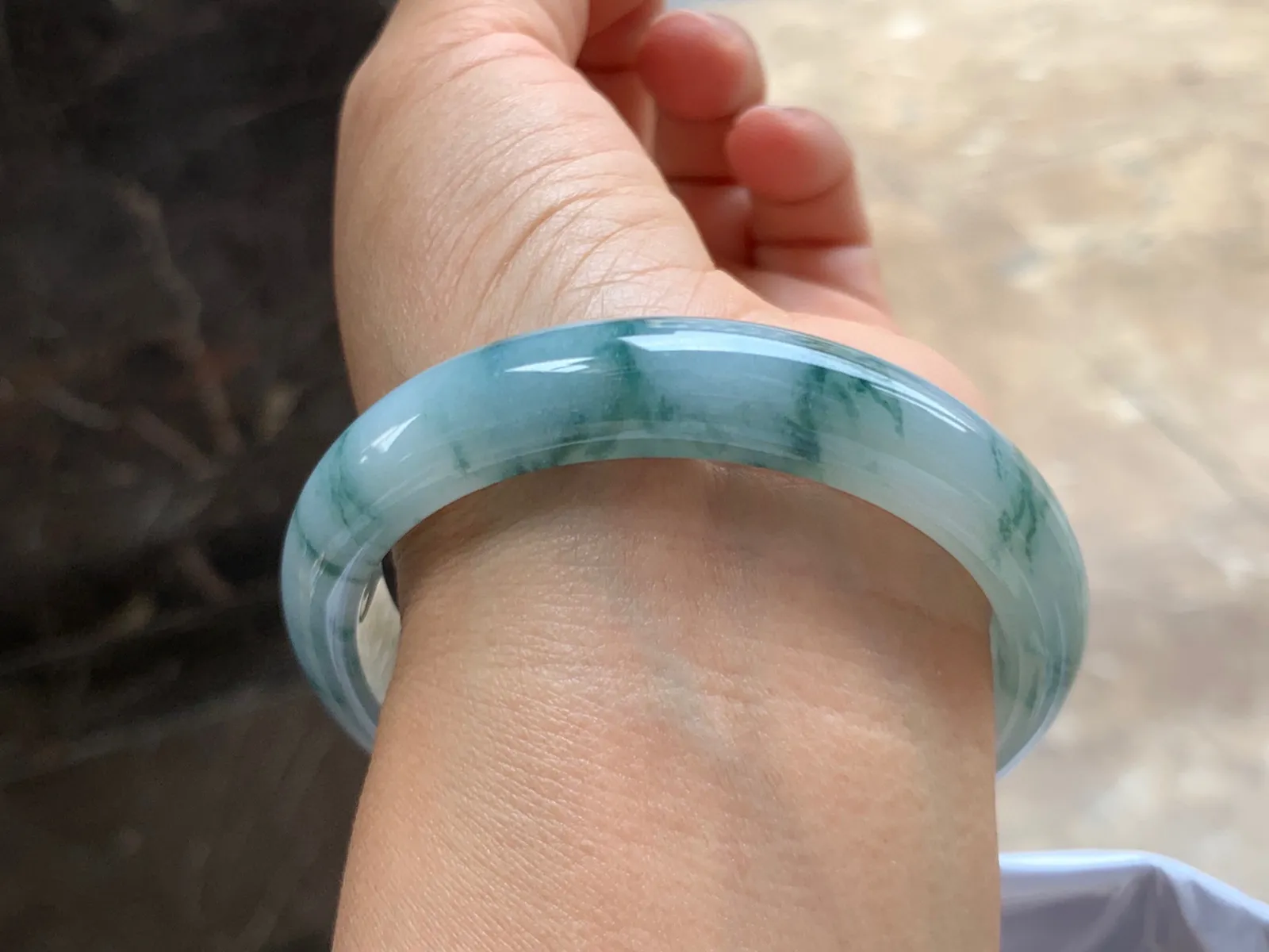 57-12-7.5mm
飘花手镯 底子细腻 花色均匀灵动