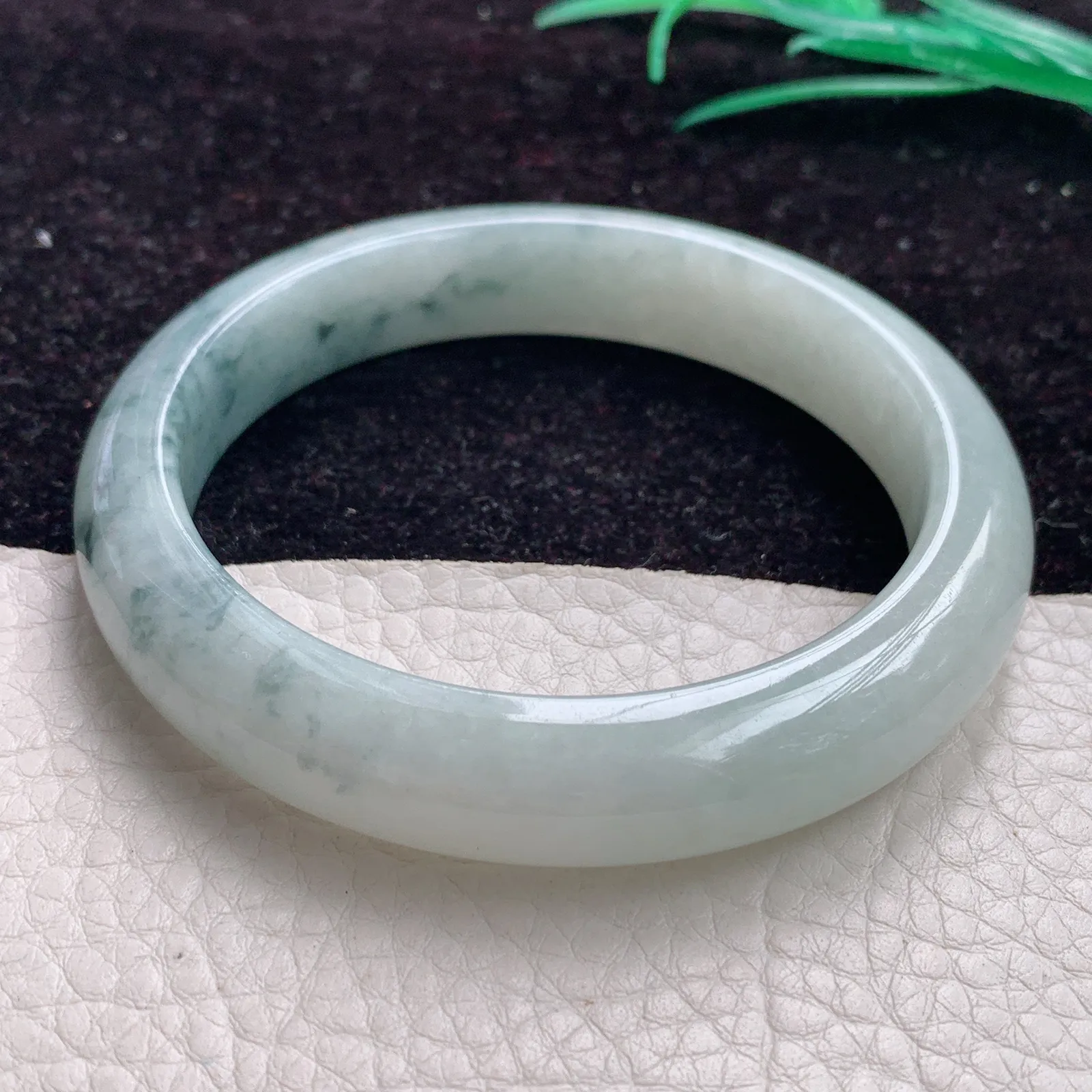 ss自然光58.5*12*8.5缅甸A货翡翠手镯飘乌鸡花平安镯 宽边正圈玉镯