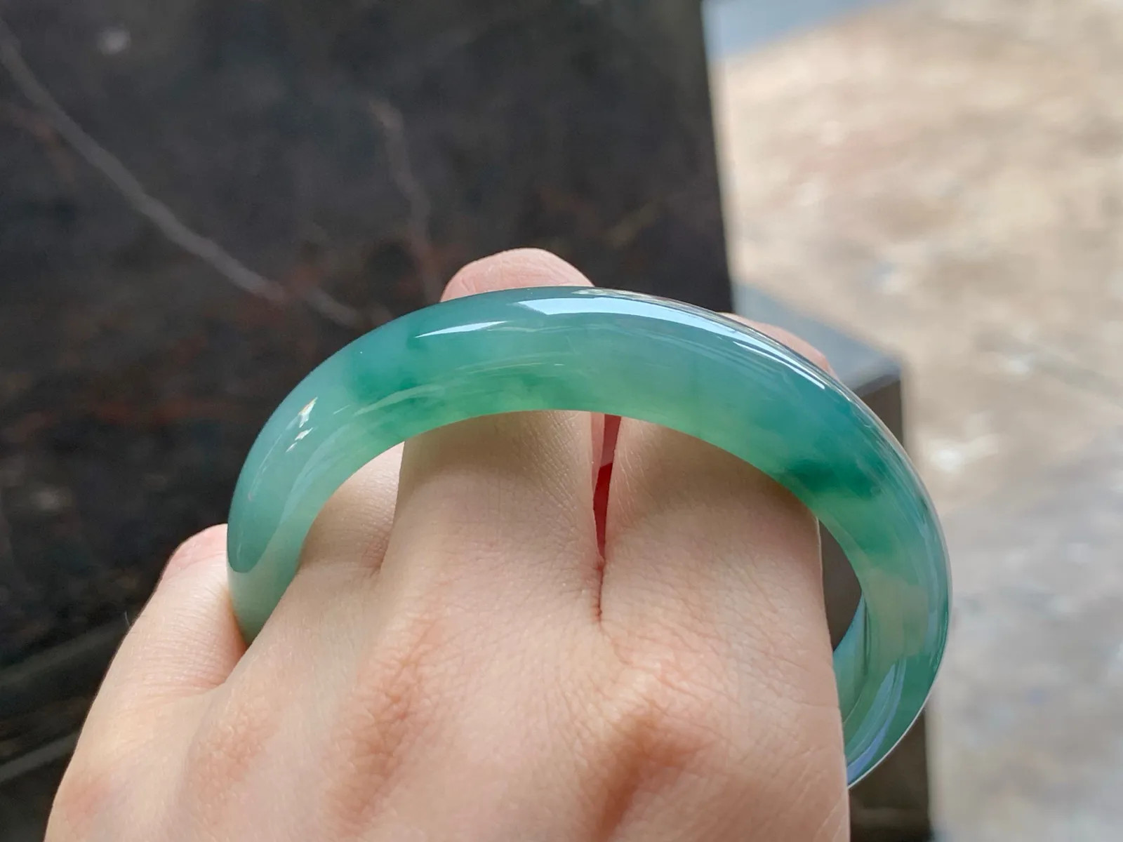 糯冰飘花手镯
底色漂亮 56.8/13.1/8mm