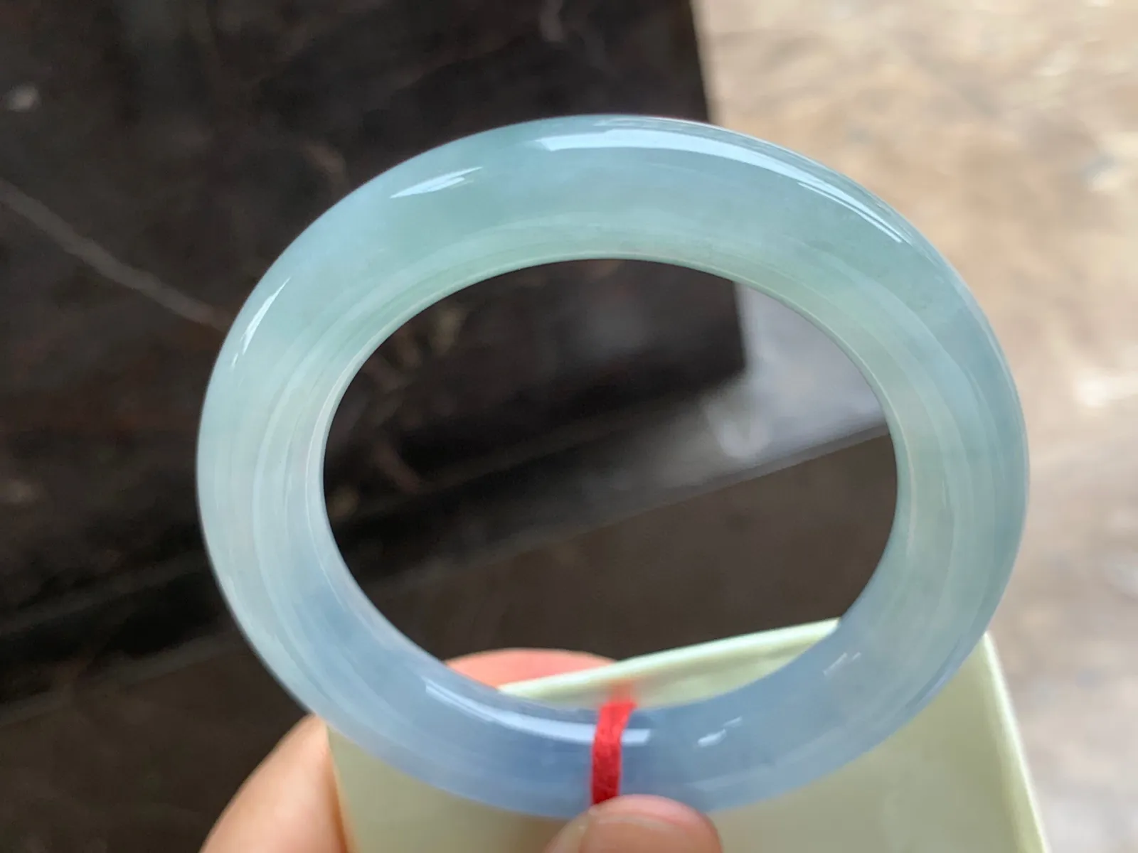 56.5-12mm
冰紫飘花圆条手镯 水润冰透 花色漂亮 条形优秀 上手大气