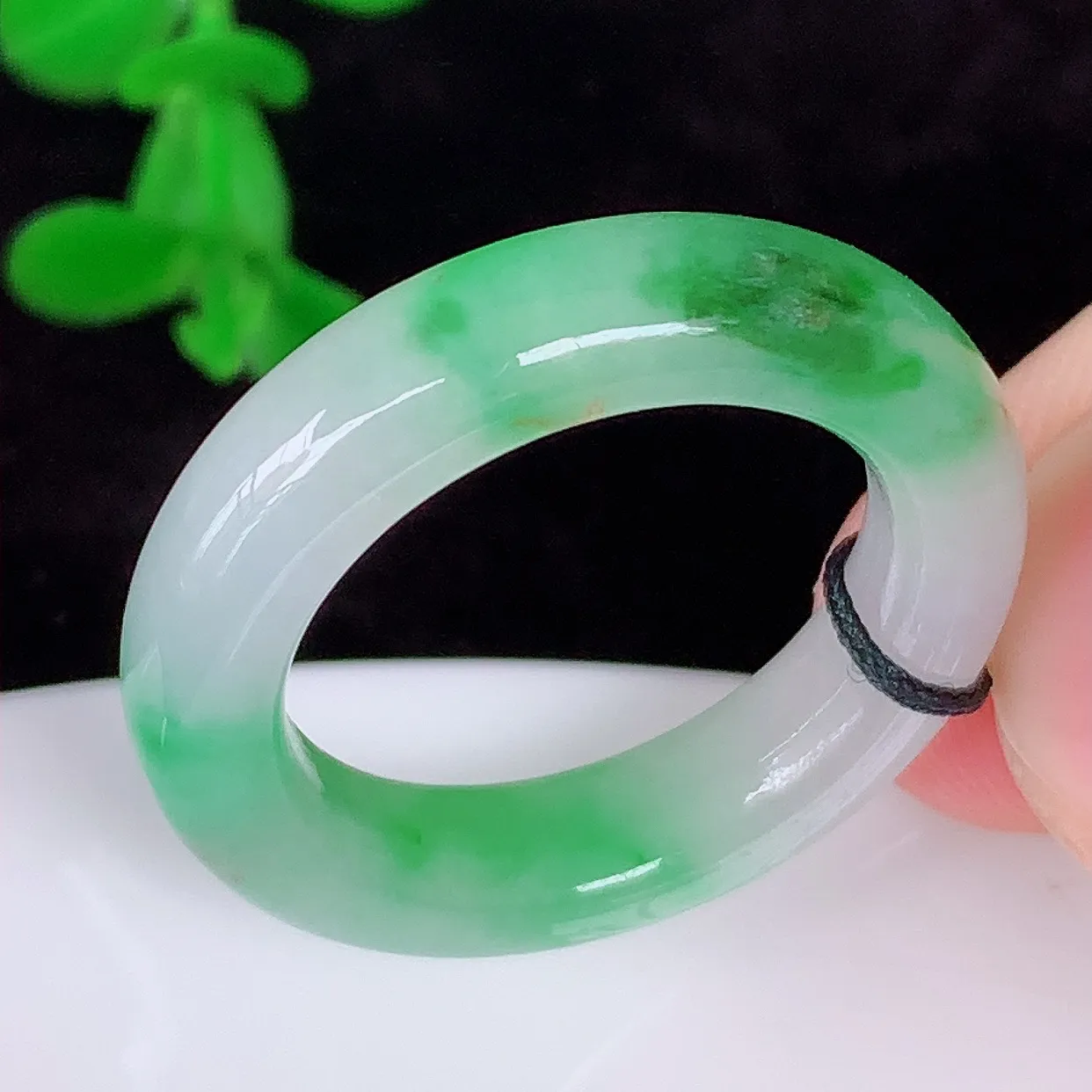 自然光实拍，冰润冰糯种飘绿18mm内径翡翠指环，玉戒指，玉质莹润，好精美好冰润的指环，18圈口，上手