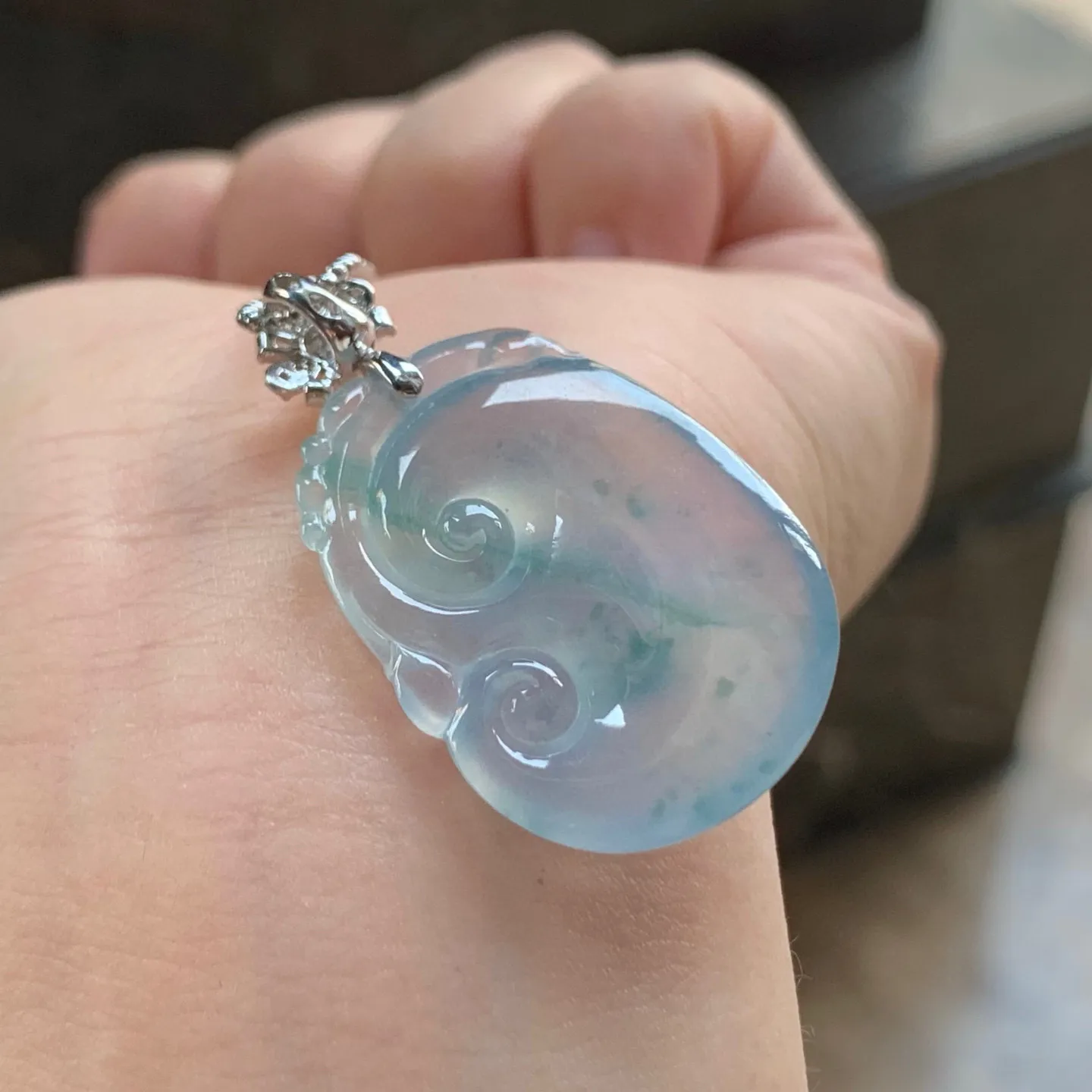 冰种淡春飘花如意
清爽