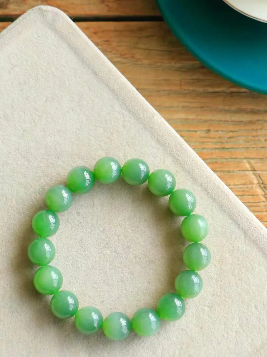 好【福运绵延.手串】

精品️和田玉碧玉圆珠手串，承载着千年玉文化的深厚底蕴，寓意吉祥如意、福运绵长。每一颗珠子都经过精心打磨，圆润光滑，为您带来宁静与祥和。重47克  尺寸取一12mm  fDL-7947300