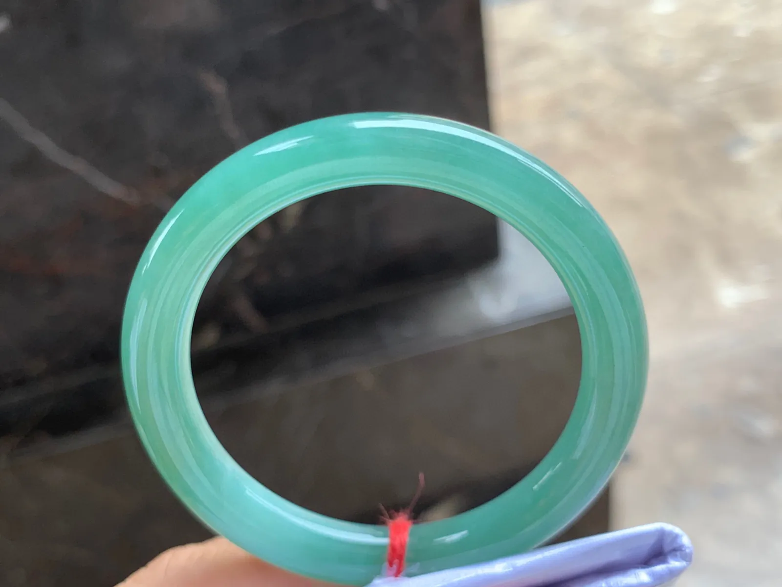51-8.5mm
豆绿色圆条手镯 底子细腻 上手秀美