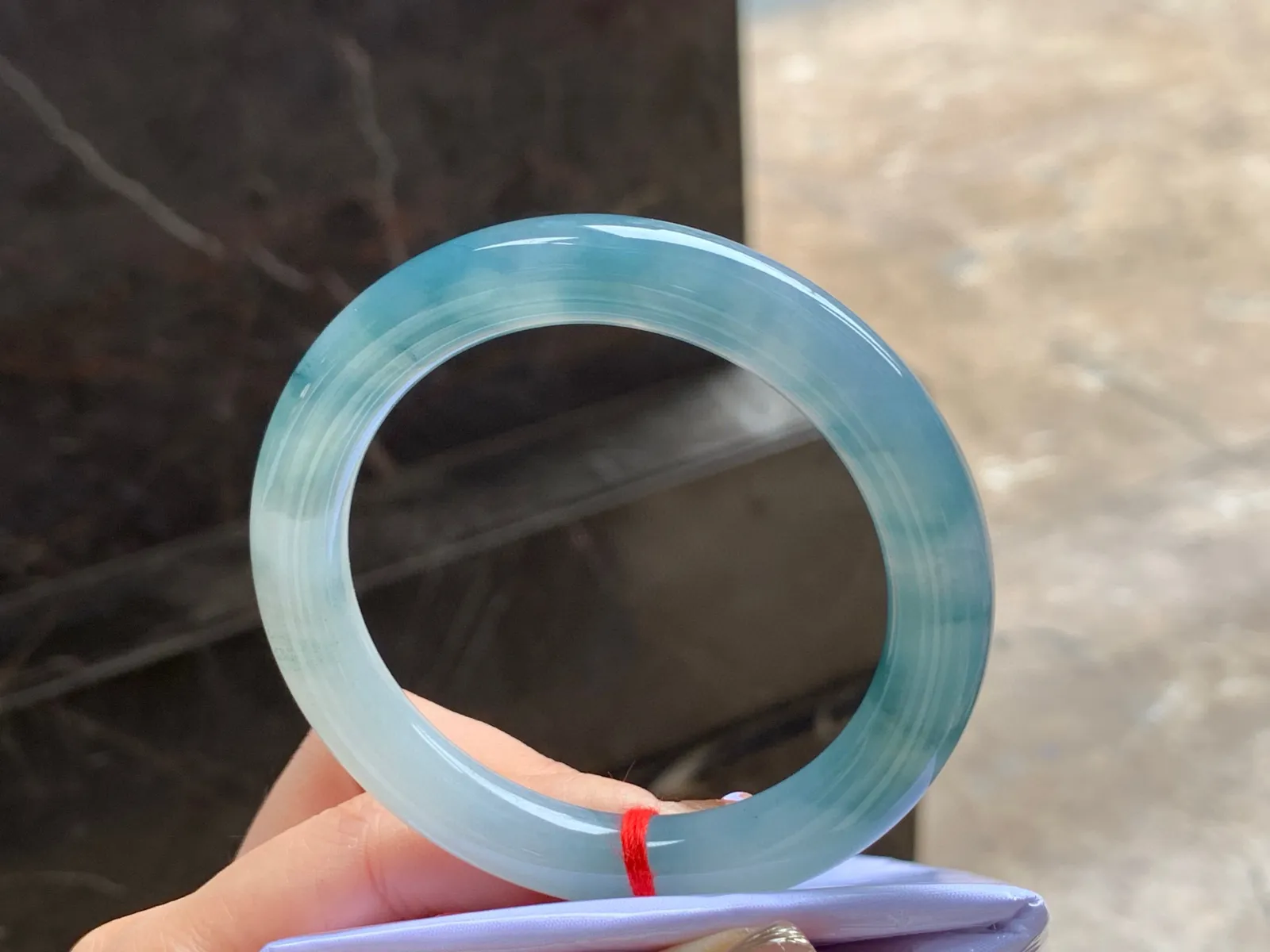 飘花圆条手镯
干净清爽 52.8/9.4mm