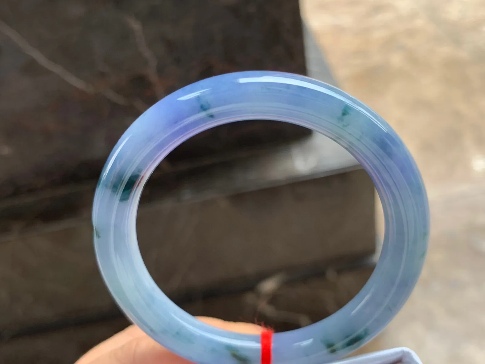 56-9.5mm
紫罗兰飘花圆条手镯 底子细腻 颜色浓艳 上手漂亮