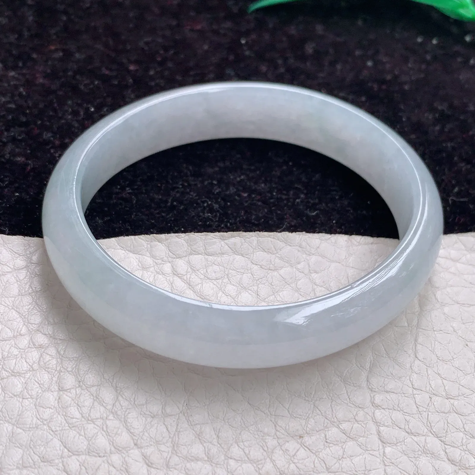 jx自然光57*50*12*6.2缅甸A货翡翠贵妃镯 冰透宽边玉镯白月光，相当正圈约55