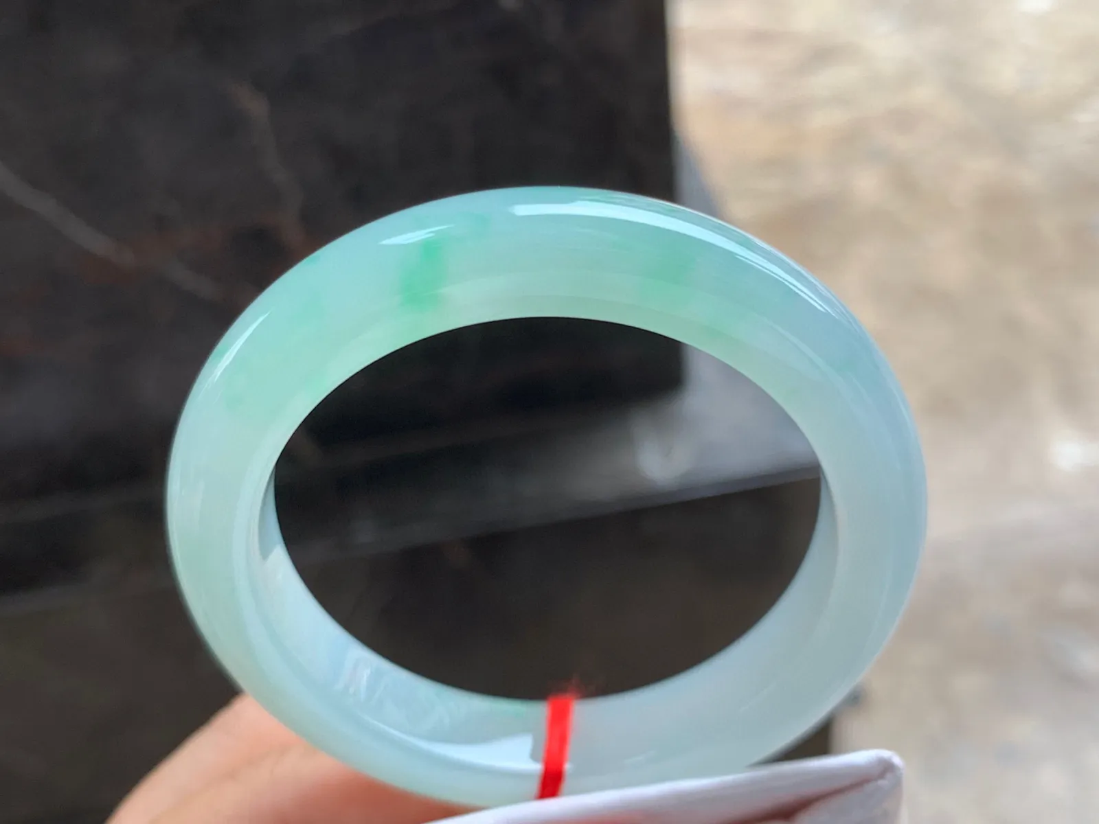 55-11-9mm
冰种飘绿手镯 水润清新 温润细腻 出水芙蓉