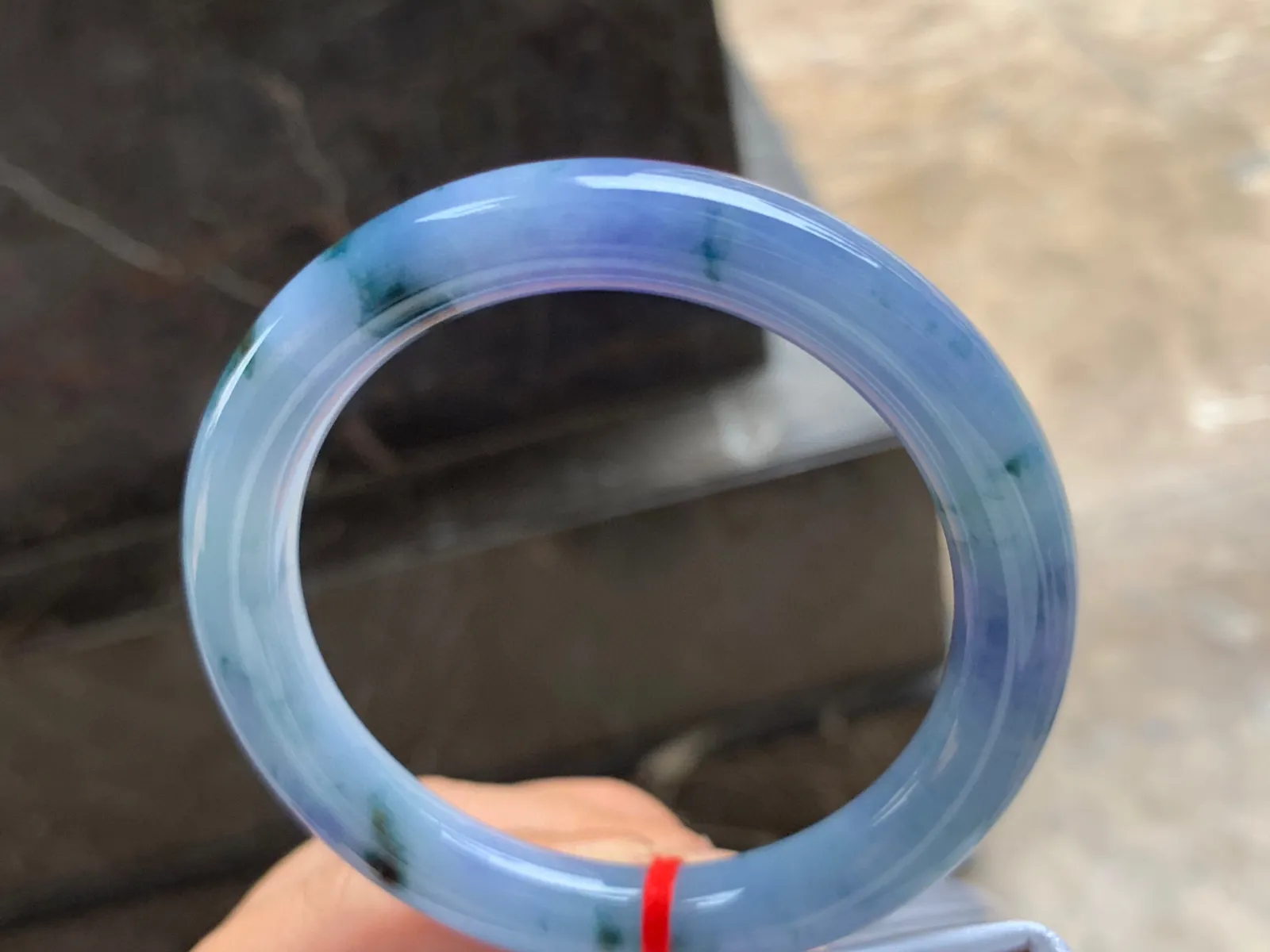 56-9.5mm
紫罗兰飘花圆条手镯 底子细腻 颜色浓艳 上手漂亮