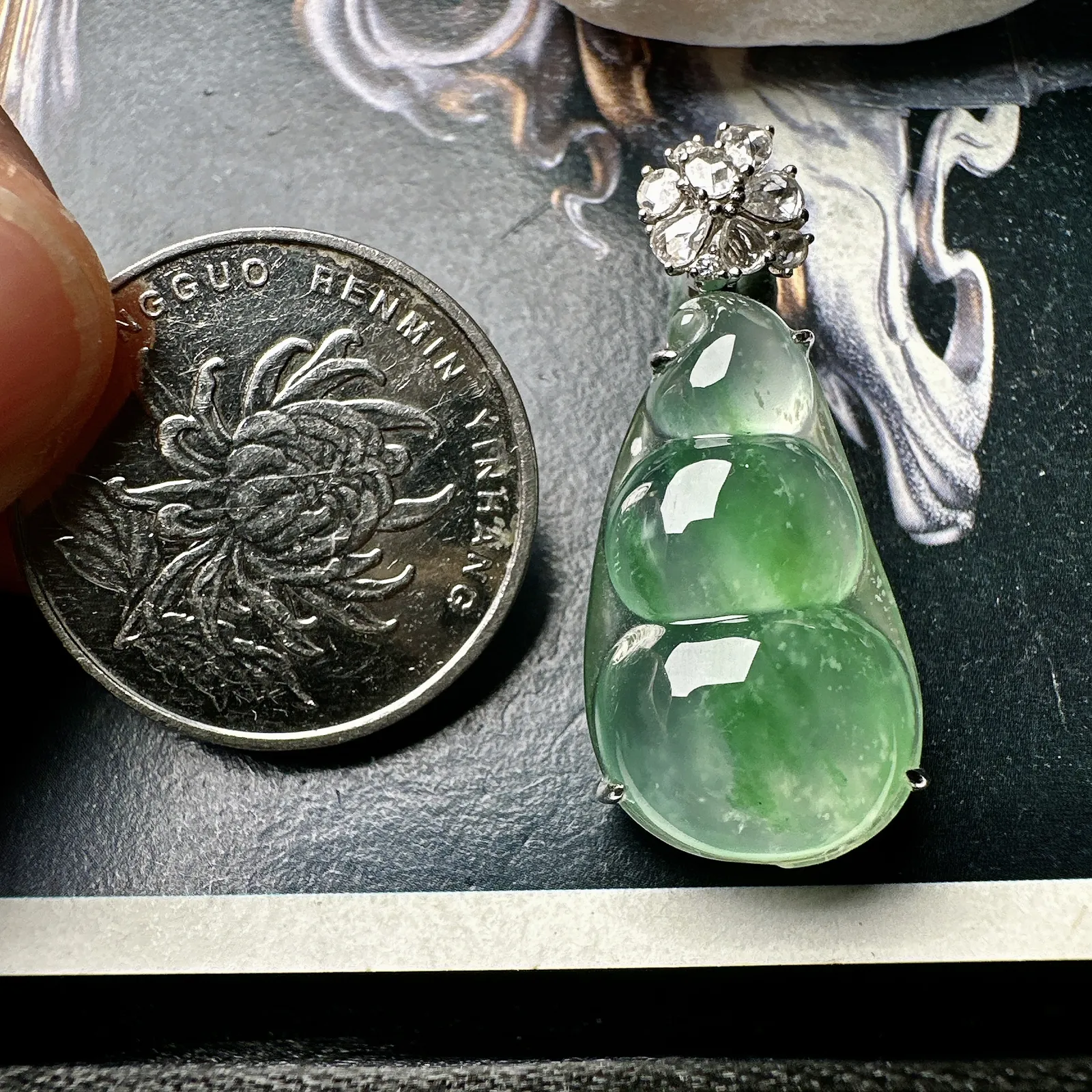 【玻璃种飘绿福豆】晶莹剔透，冰感十足，通透闪亮，18k金钻镶嵌，裸石尺寸26.8*14.8*6.5毫米