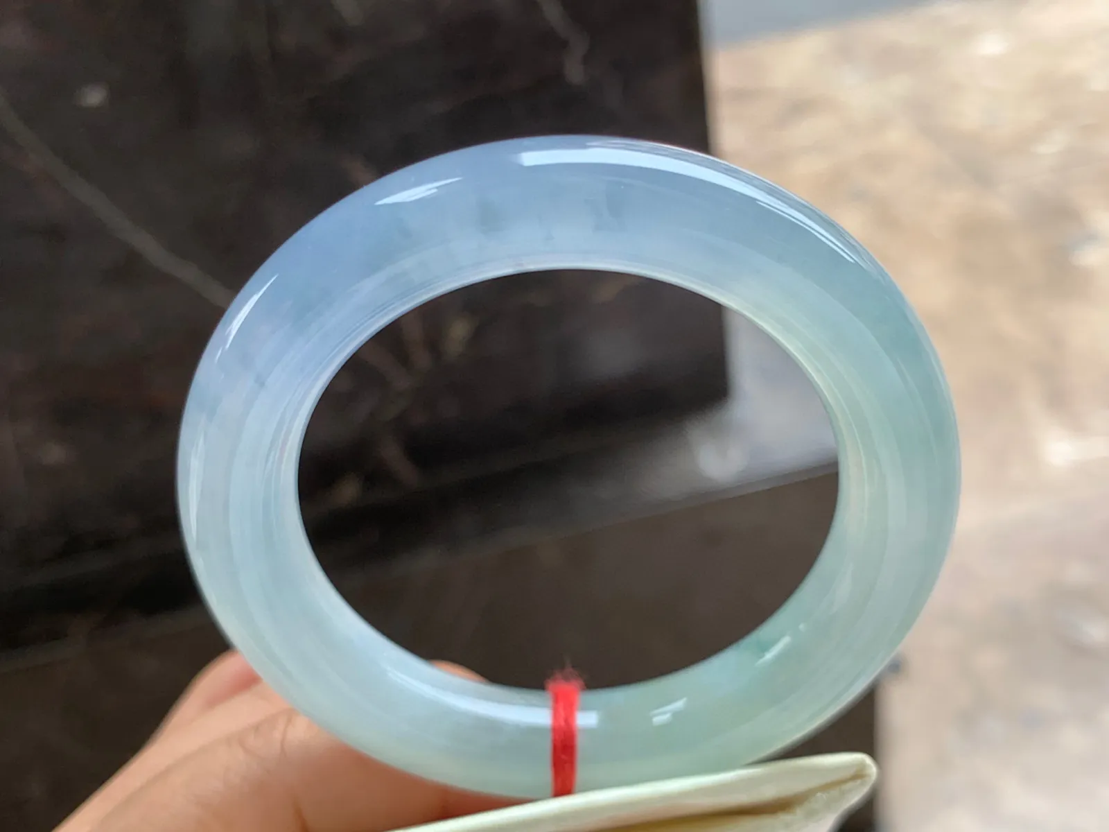 56.5-12mm
冰紫飘花圆条手镯 水润冰透 花色漂亮 条形优秀 上手大气