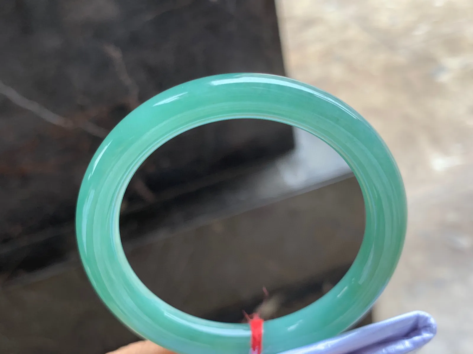 51-8.5mm
豆绿色圆条手镯 底子细腻 上手秀美