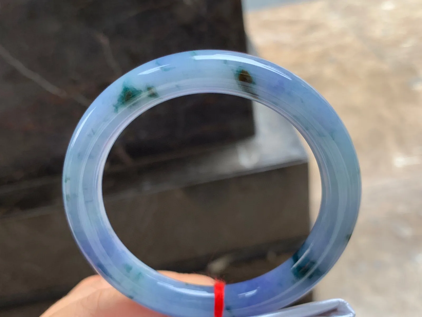 56-9.5mm
紫罗兰飘花圆条手镯 底子细腻 颜色浓艳 上手漂亮