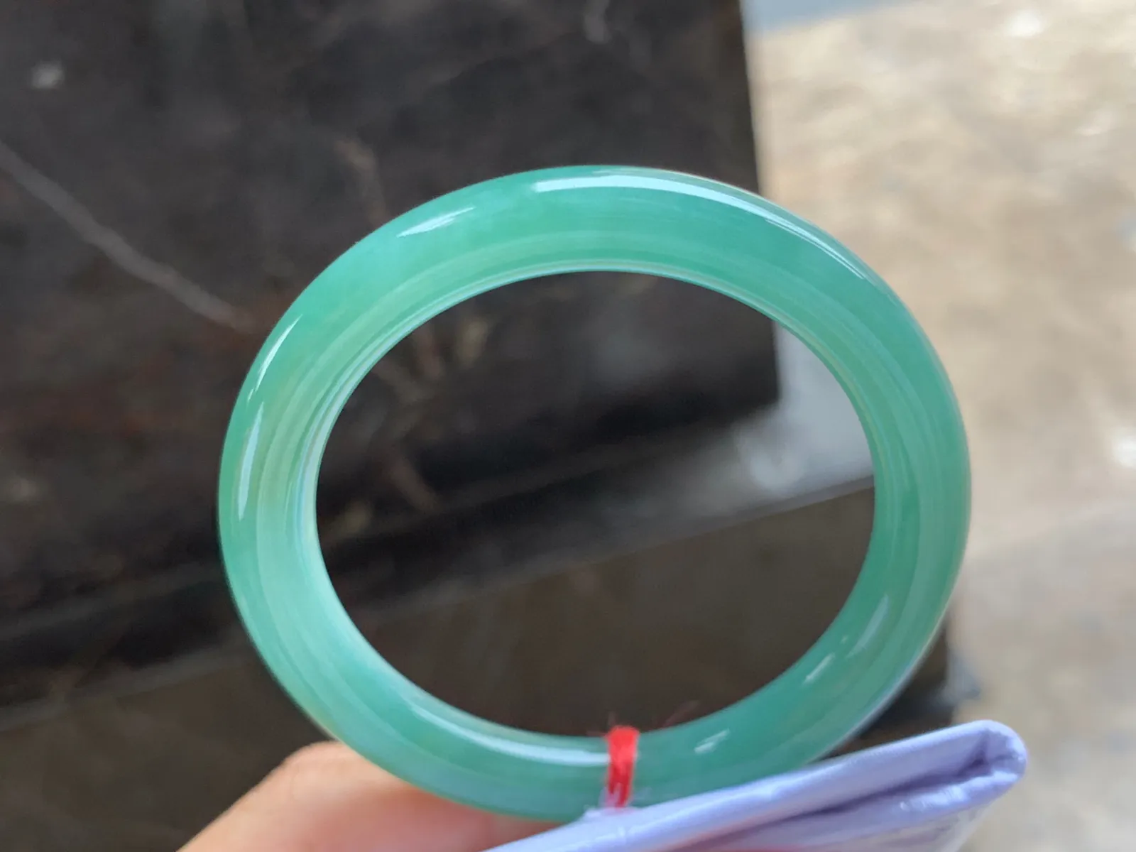 51-8.5mm
豆绿色圆条手镯 底子细腻 上手秀美