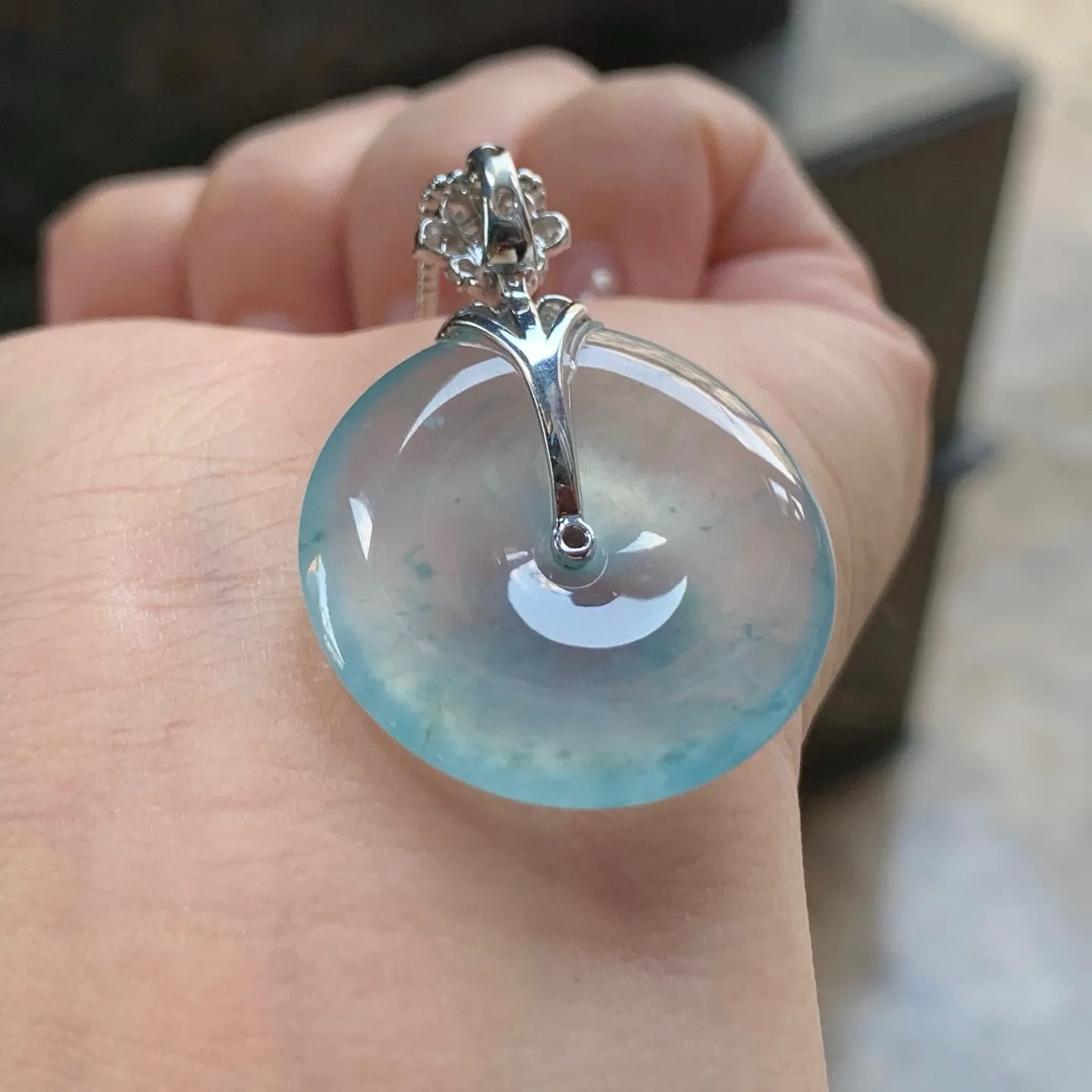 冰种飘花平安扣
种老水足 金扣