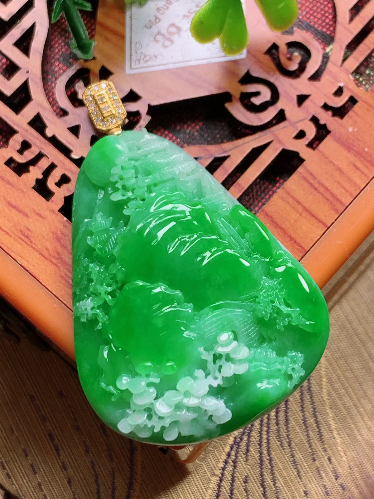 精品推荐，缅甸天然A货翡翠，18K金镶嵌飘阳绿山水牌吊坠，种水好，颜色鲜艳，玉质水润细腻，工艺精湛，
