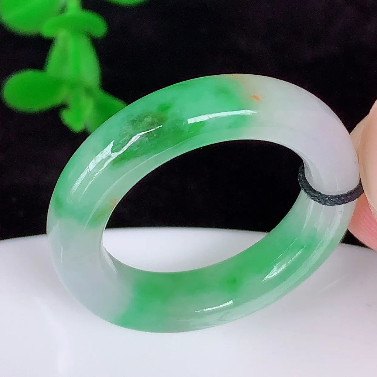 自然光实拍，冰润冰糯种飘绿18mm内径翡翠指环，玉戒指，玉质莹润，好精美好冰润的指环，18圈口，上手纤巧！#1.29