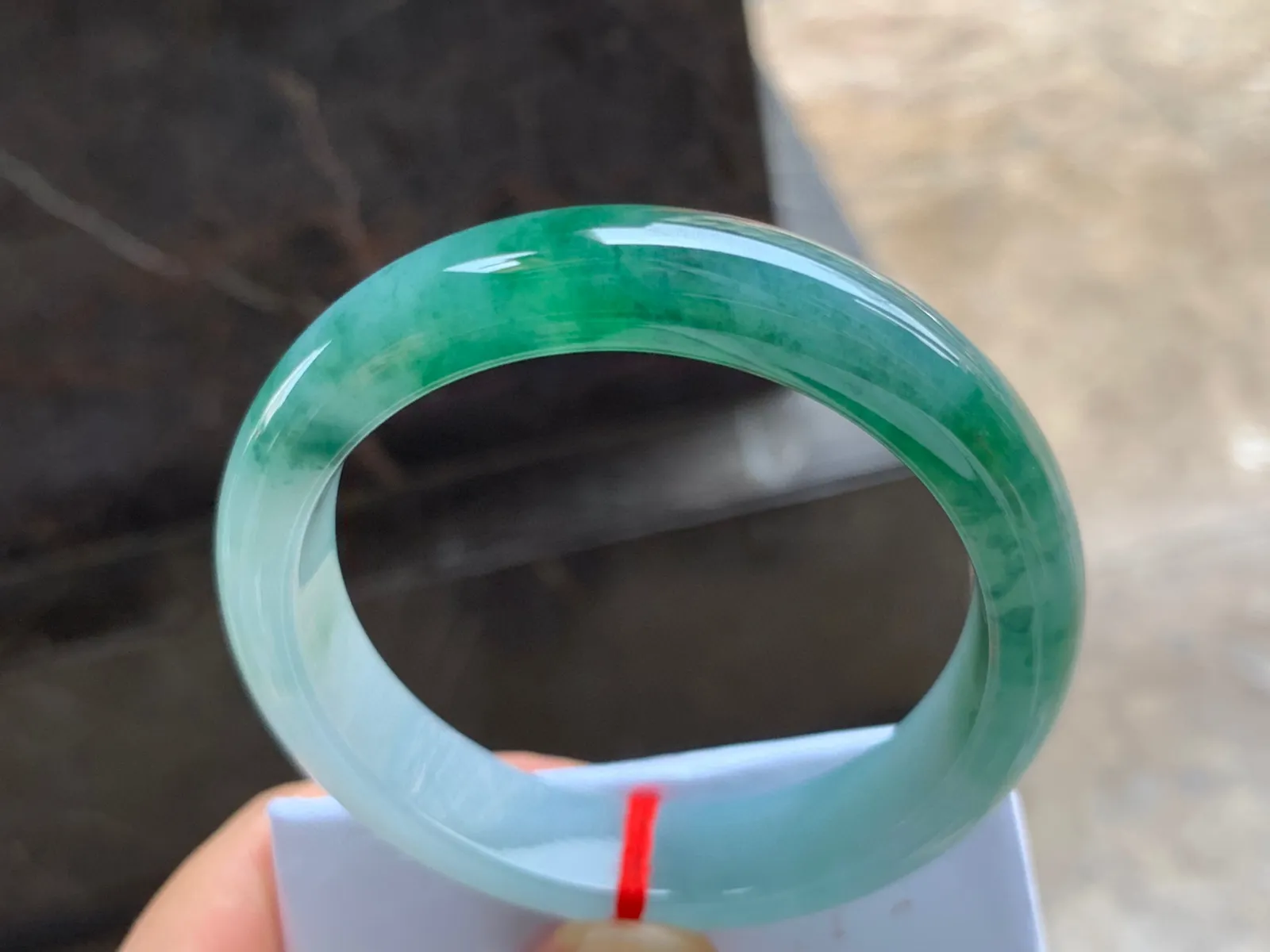 56-13-8mm
飘花手镯 底子细腻 花色漂亮 上手大气