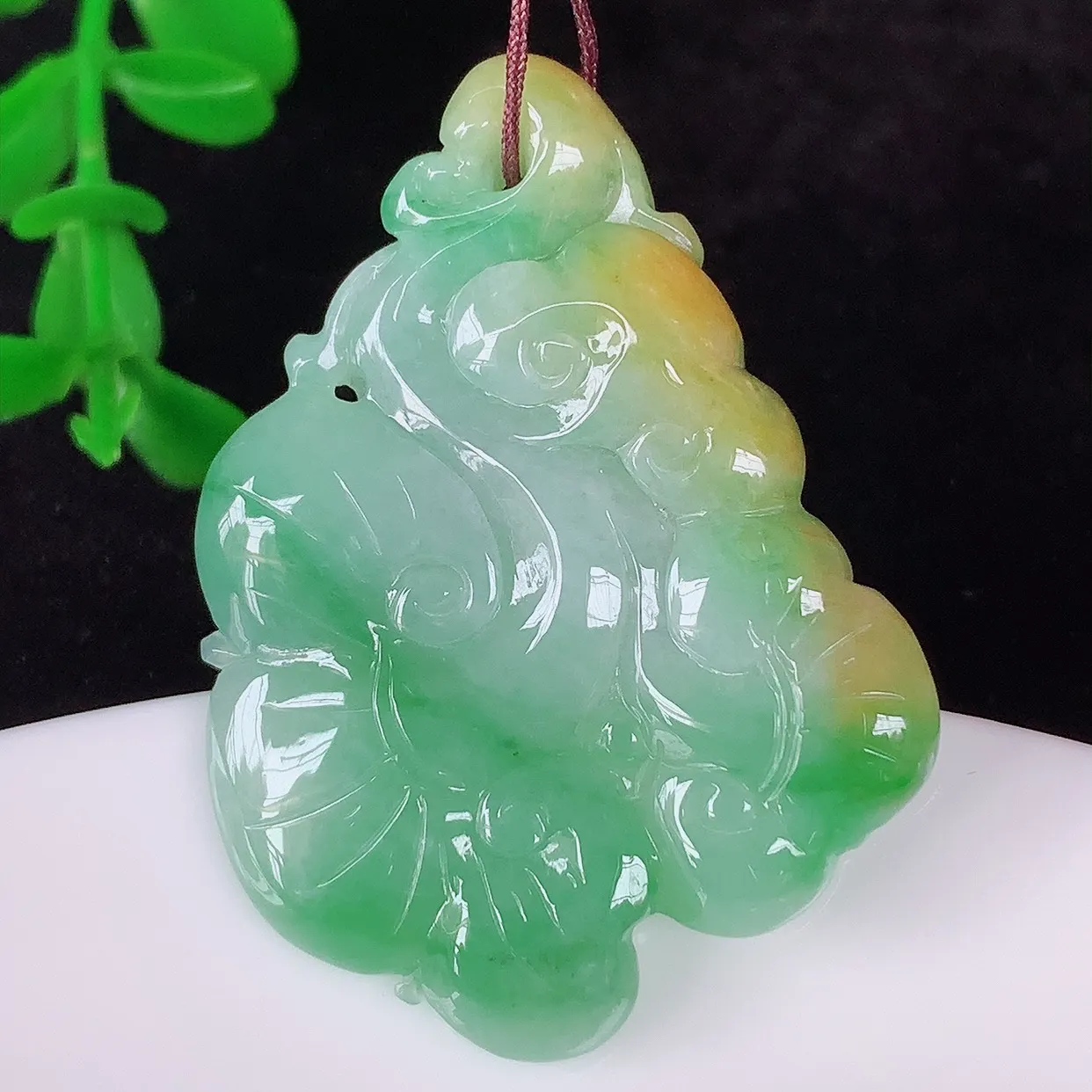 自然光实拍，冰糯种双彩黄加绿翡翠如意吊坠，翡翠如意，上身效果非常美，饱满大气，工艺美，万事如意，如意