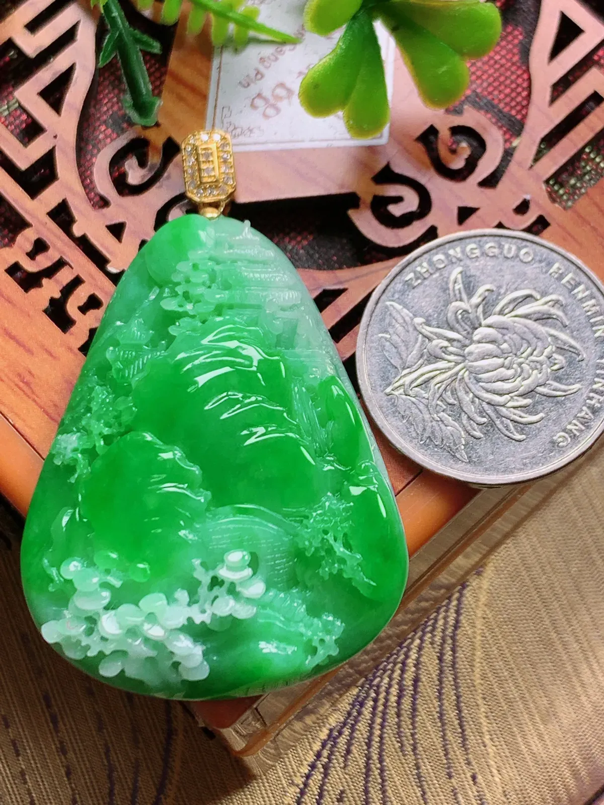 精品推荐，缅甸天然A货翡翠，18K金镶嵌飘阳绿山水牌吊坠，种水好，颜色鲜艳，玉质水润细腻，工艺精湛，佩戴效果更佳。
