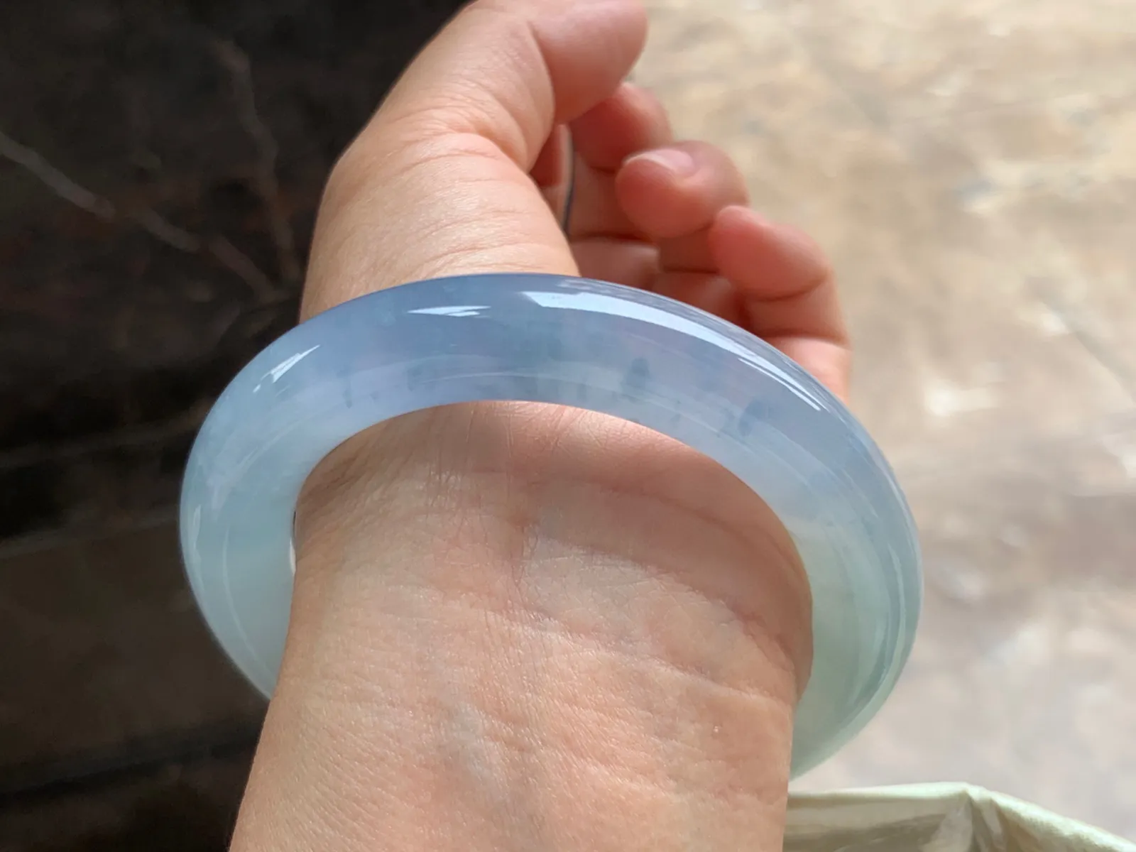 56.5-12mm
冰紫飘花圆条手镯 水润冰透 花色漂亮 条形优秀 上手大气