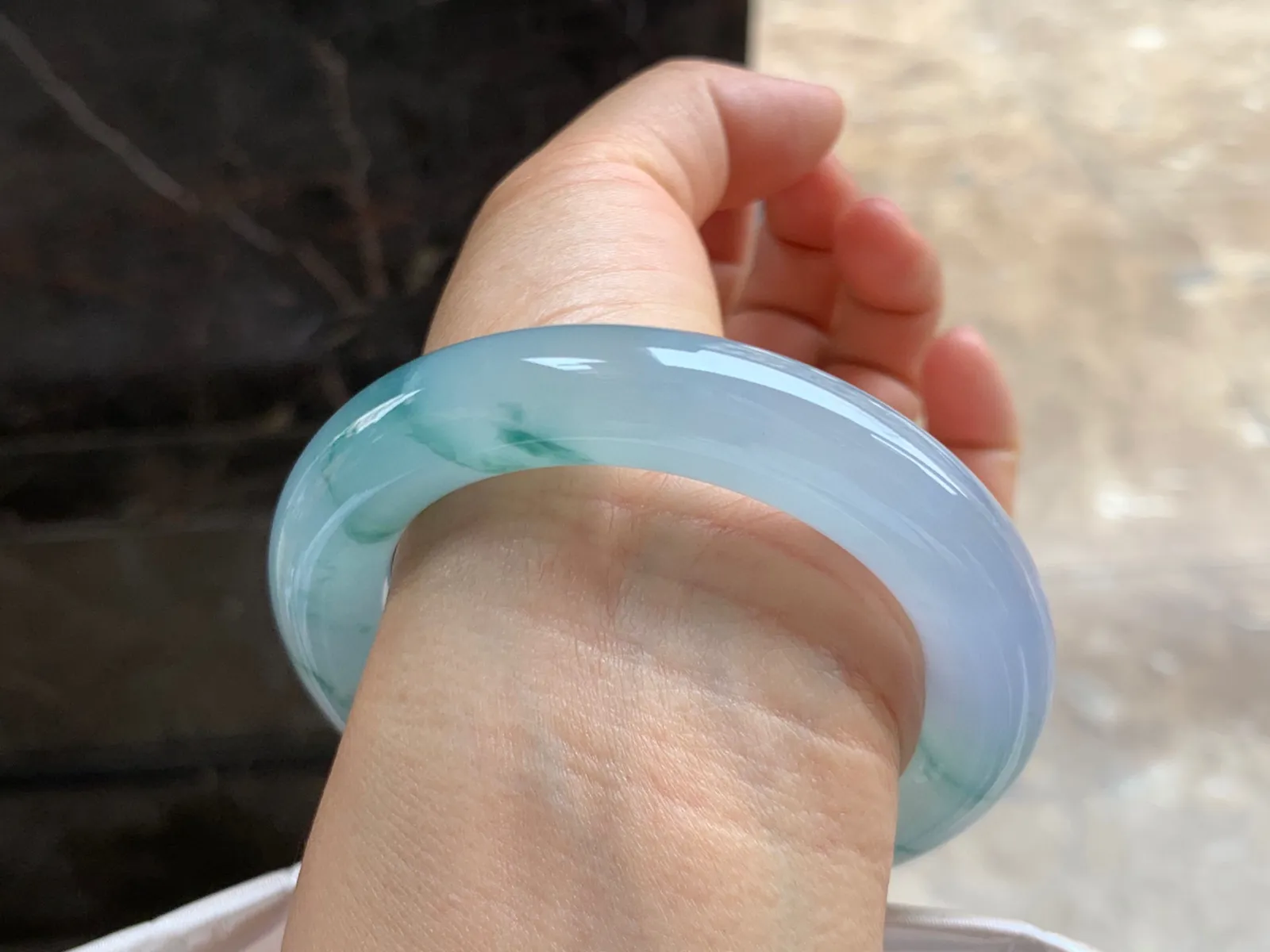 56-13mm
冰种飘花圆条手镯 冰透水润 胶感满满