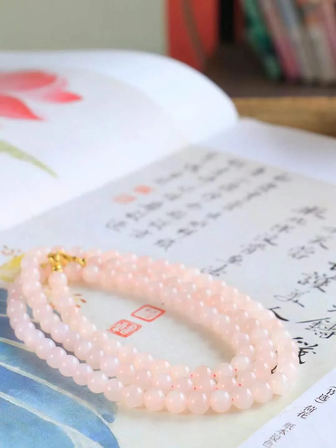 【珠圆玉润.项链】

精品和田玉藕粉珠圆玉润项链 玉质细腻油润 饱满光滑 质朴无华，悠远简单，人心境界远，百世修炼深，心灵常驻善意持，觉悟人生百世修。重78.7克 尺寸取一7.7mm  FDL-7640577