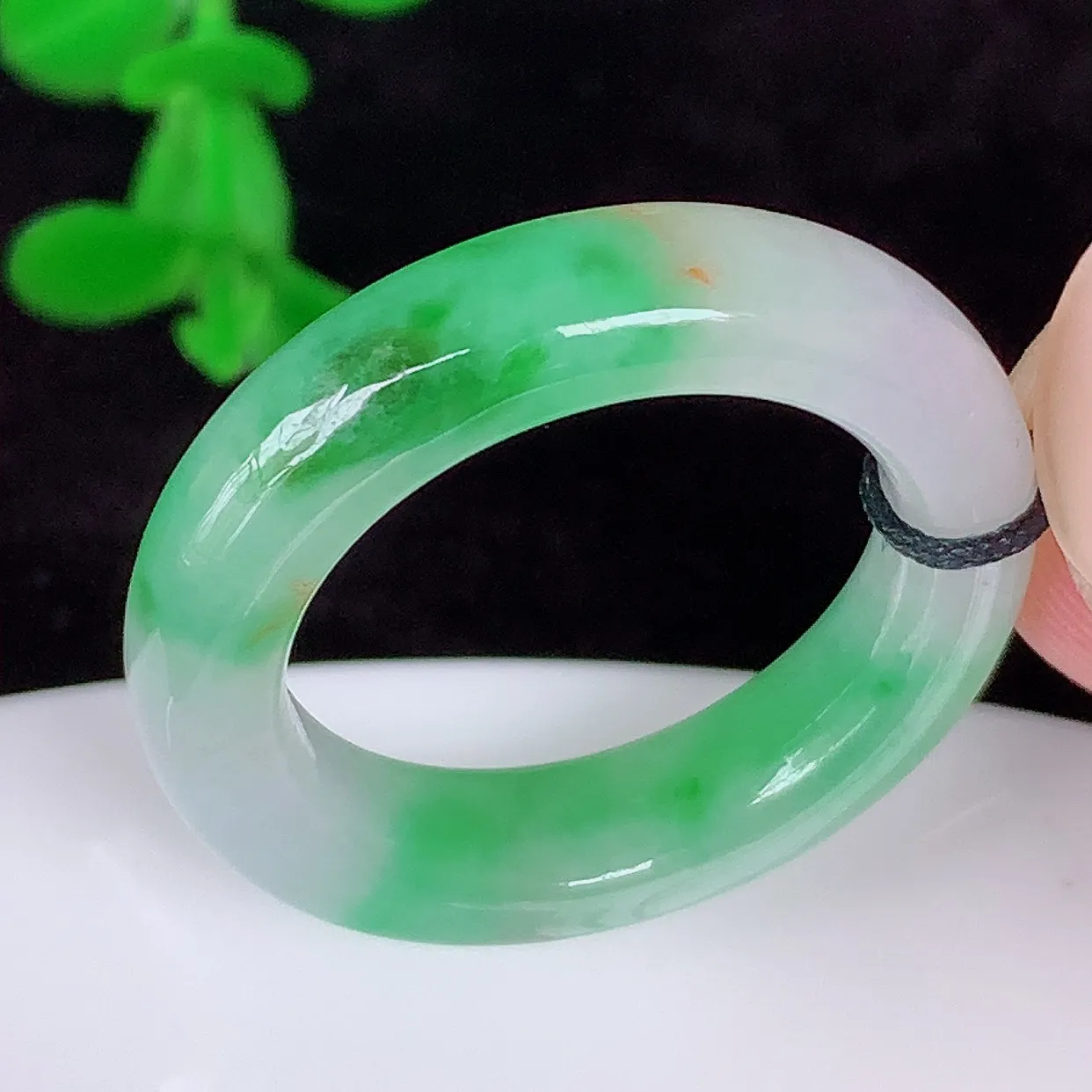 自然光实拍，冰润冰糯种飘绿18mm内径翡翠指环，玉戒指，玉质莹润，好精美好冰润的指环，18圈口，上手纤巧！#1.29