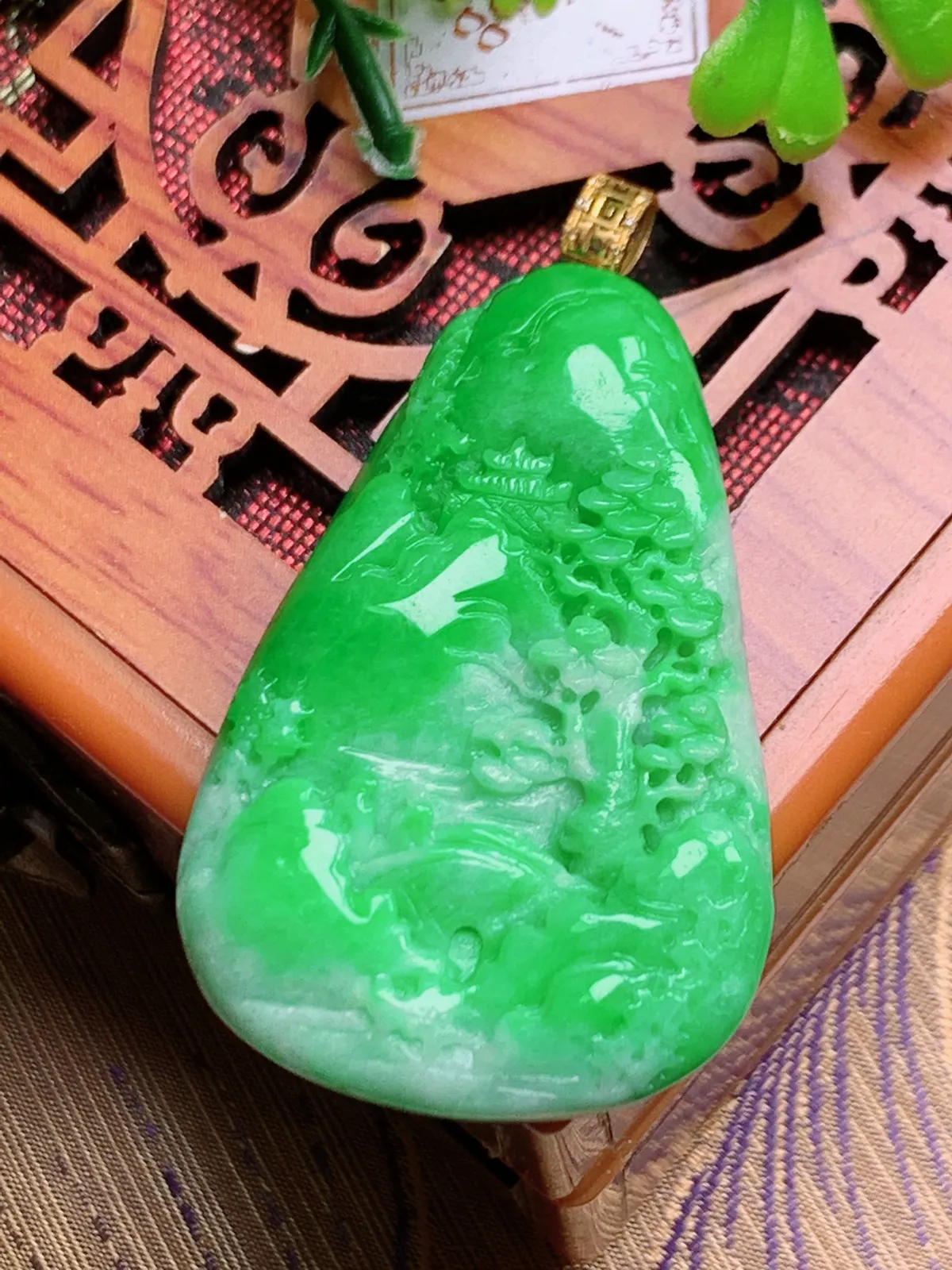 精品推荐，缅甸天然A货翡翠，18K金镶嵌飘阳绿山水牌吊坠，种水好，颜色鲜艳，玉质水润细腻，工艺精湛，佩戴效果更佳。