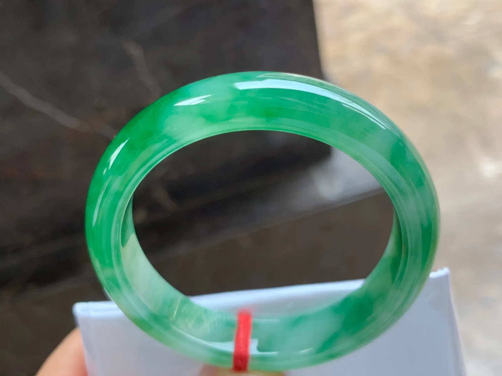 51-12.5-7.5mm
满色手镯 种好细腻 颜色辣绿