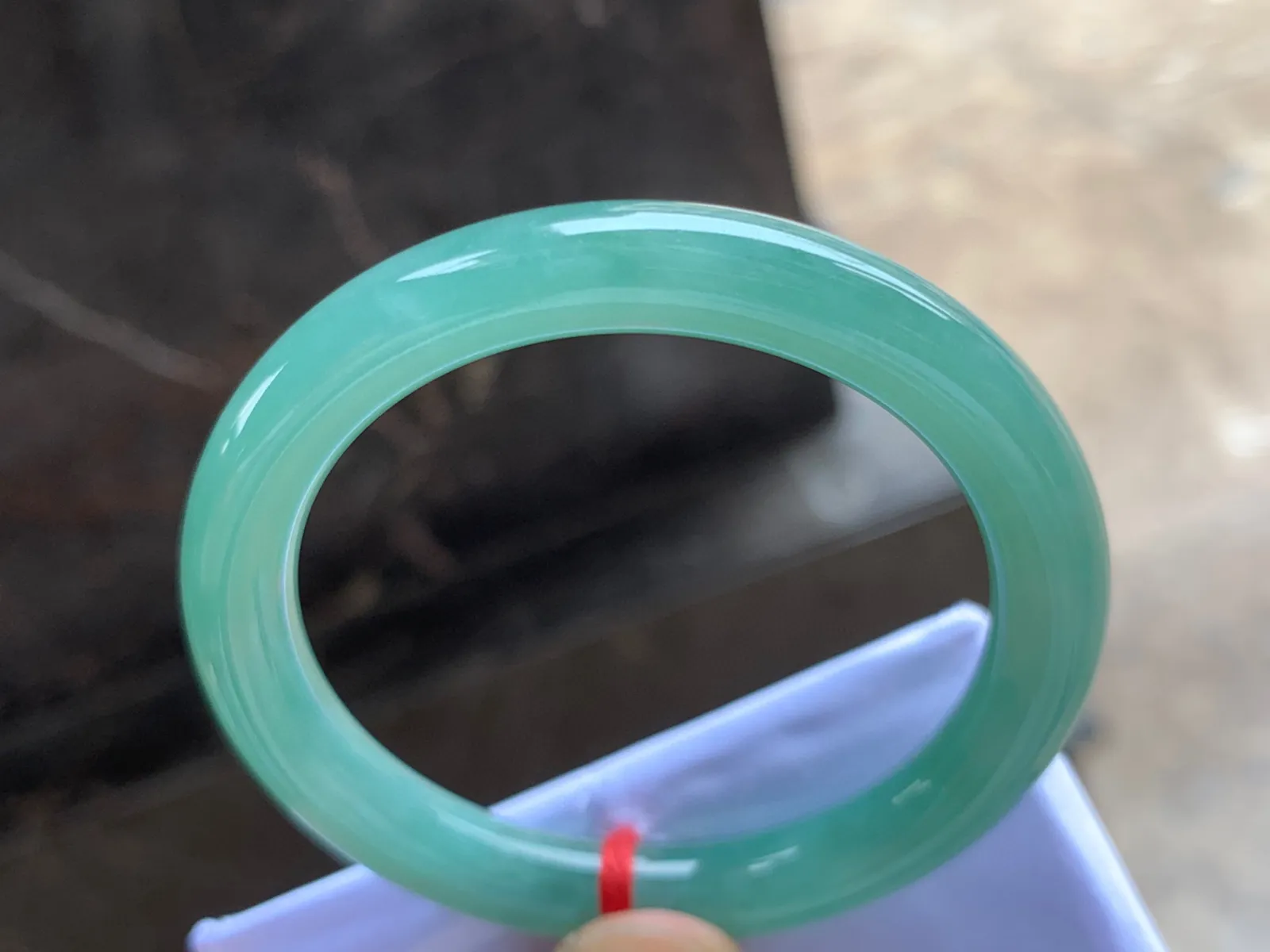 51-8.5mm
豆绿色圆条手镯 底子细腻 上手秀美