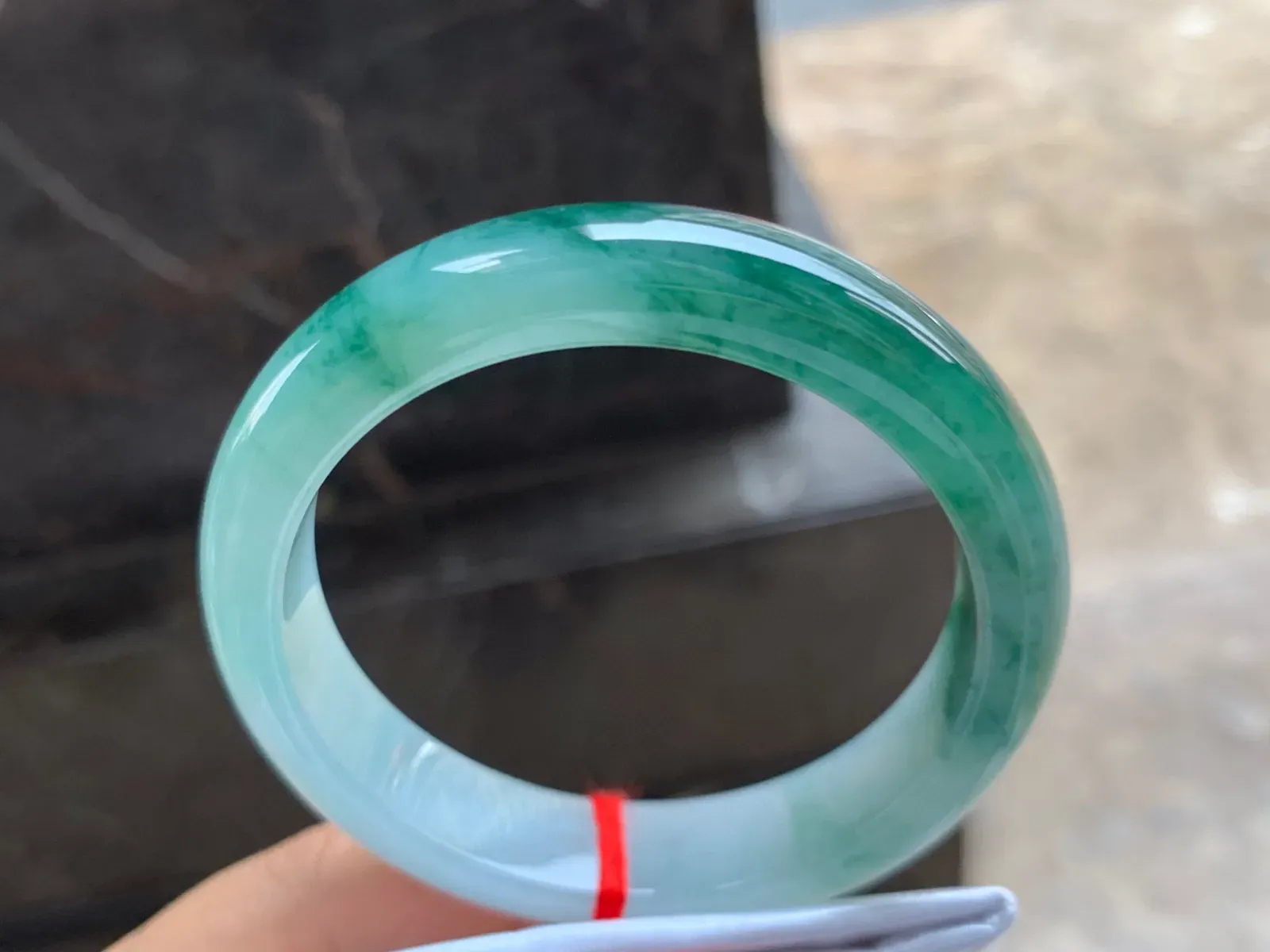 56-13-8mm
飘花手镯 底子细腻 花色漂亮 上手大气