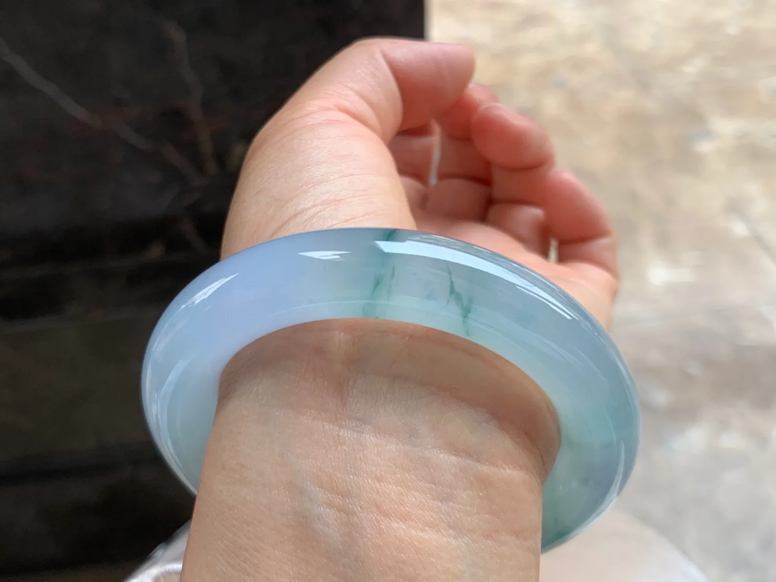 56-13mm
冰种飘花圆条手镯 冰透水润 胶感满满