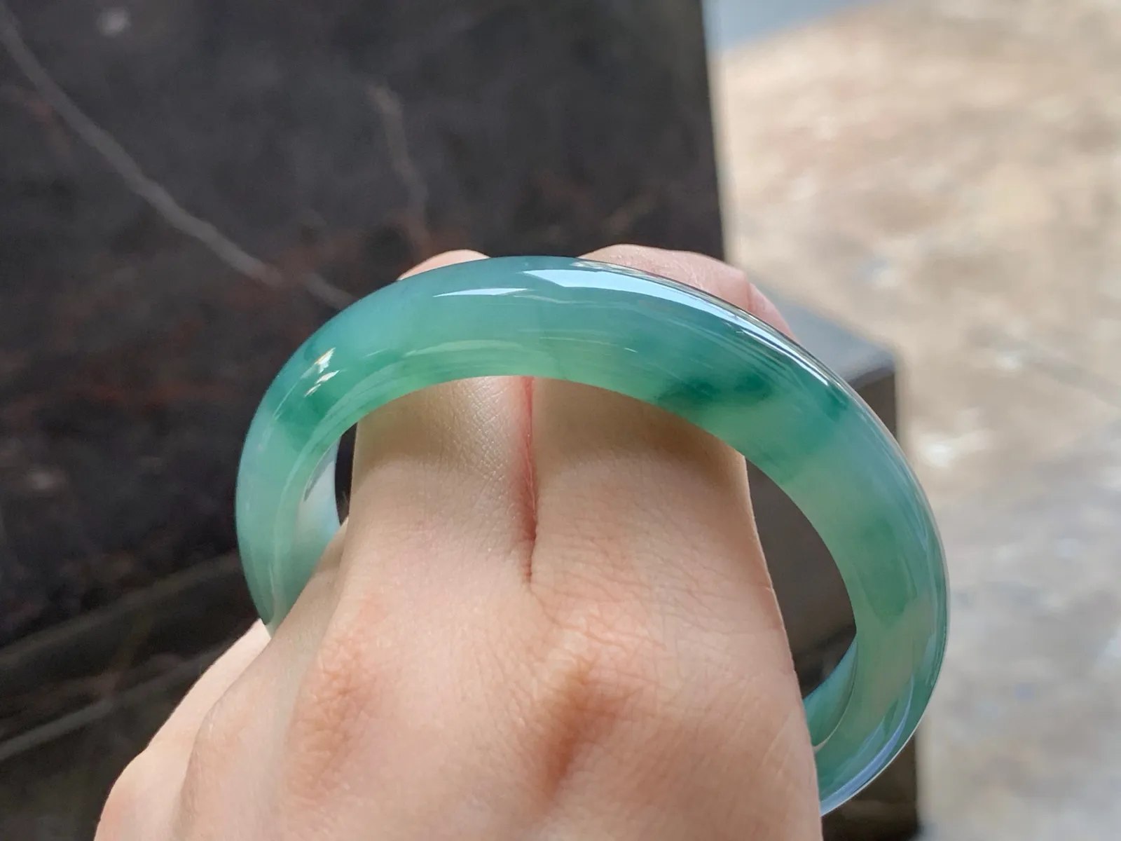 糯冰飘花手镯
底色漂亮 56.8/13.1/8mm