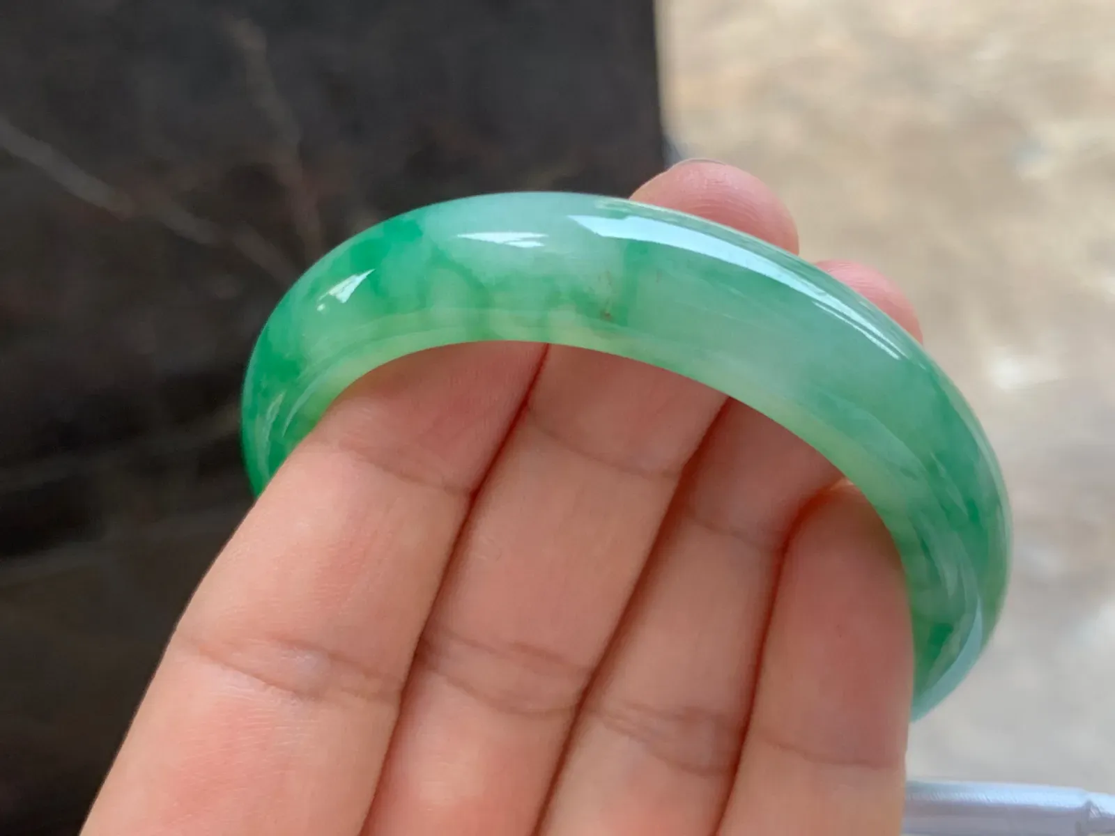 51-12.5-7.5mm
满色手镯 种好细腻 颜色辣绿