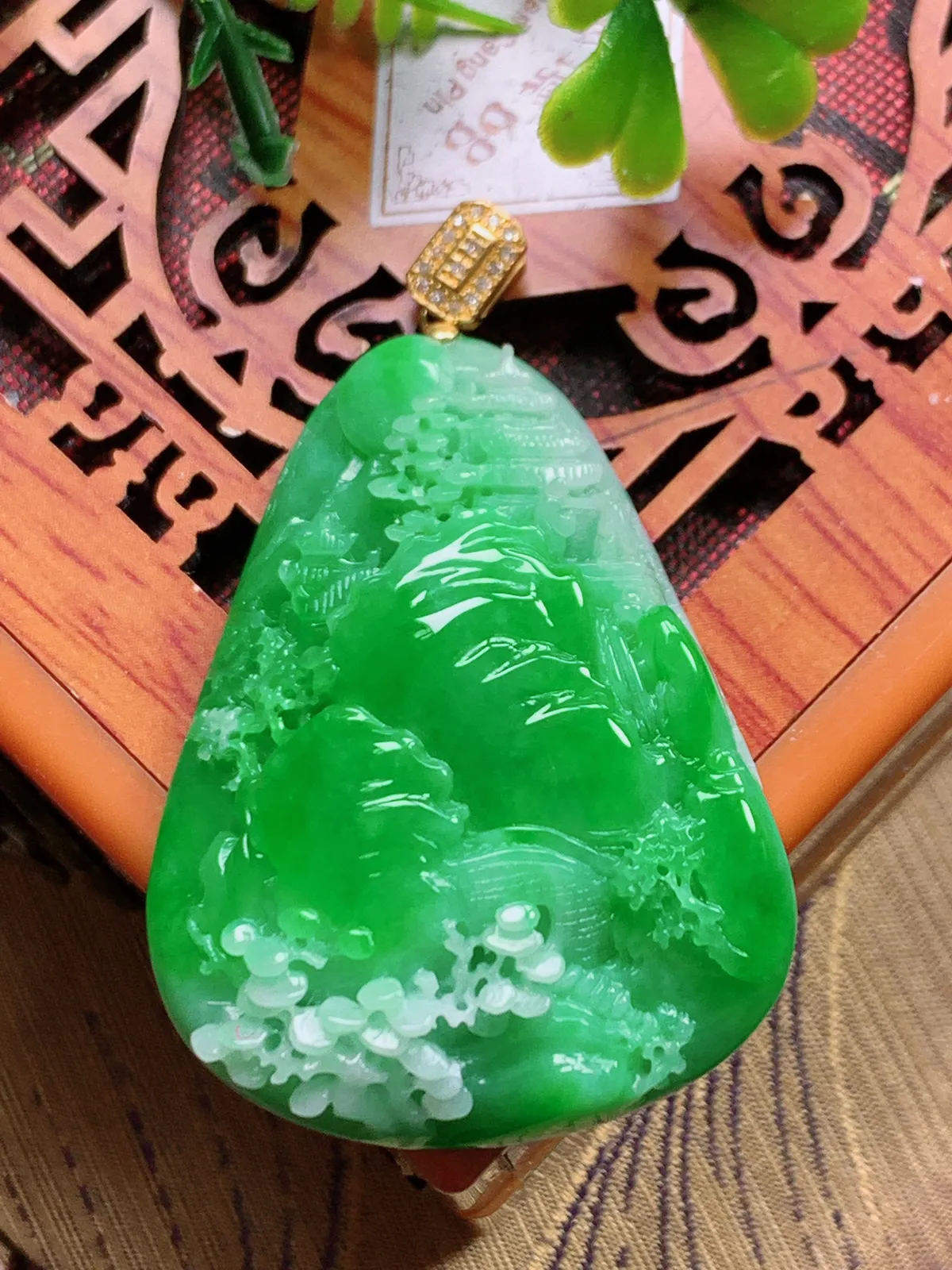 精品推荐，缅甸天然A货翡翠，18K金镶嵌飘阳绿山水牌吊坠，种水好，颜色鲜艳，玉质水润细腻，工艺精湛，佩戴效果更佳。