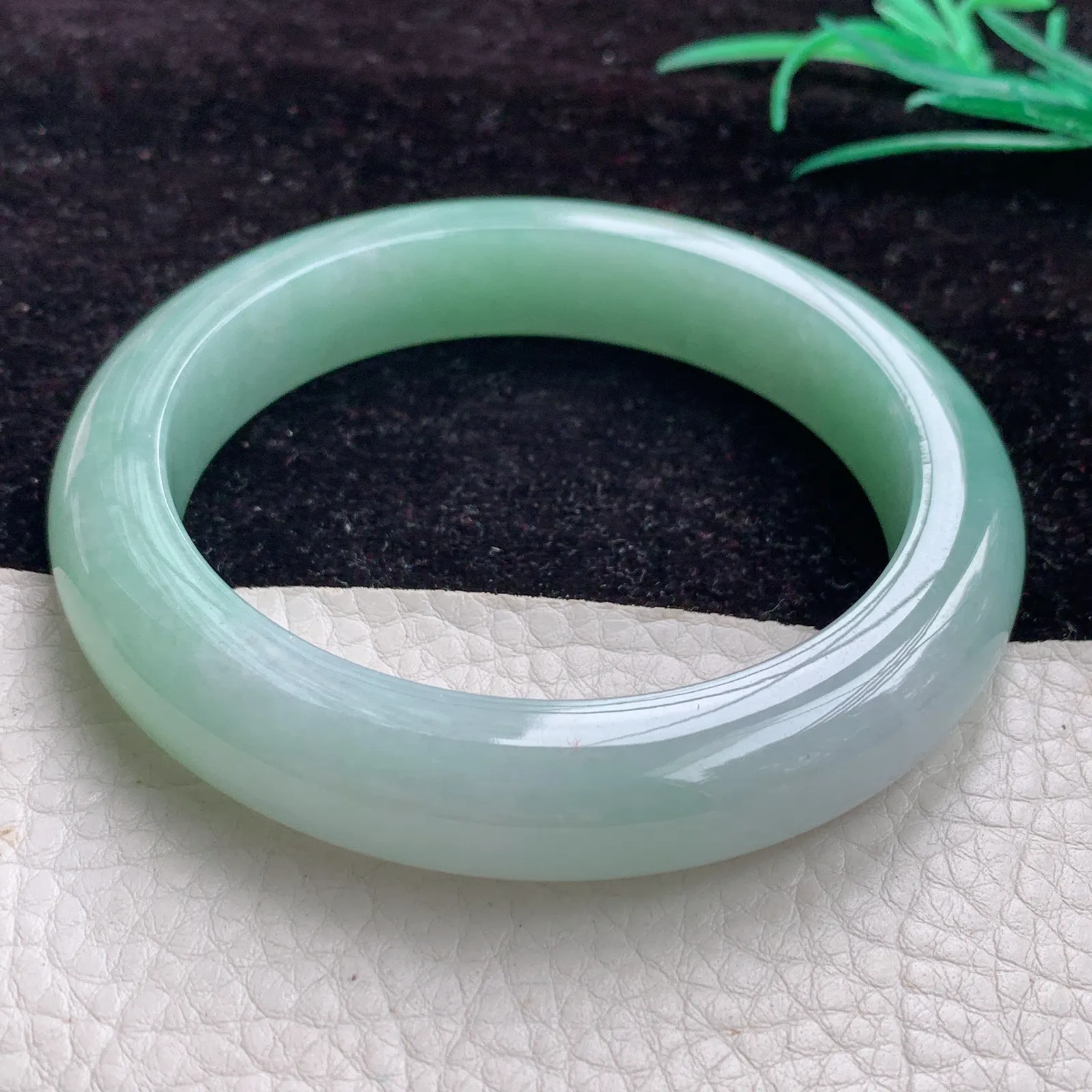 ss自然光62.5*13*10大圈口手镯缅甸A货翡翠手镯浅绿宽边正圈加厚玉镯子