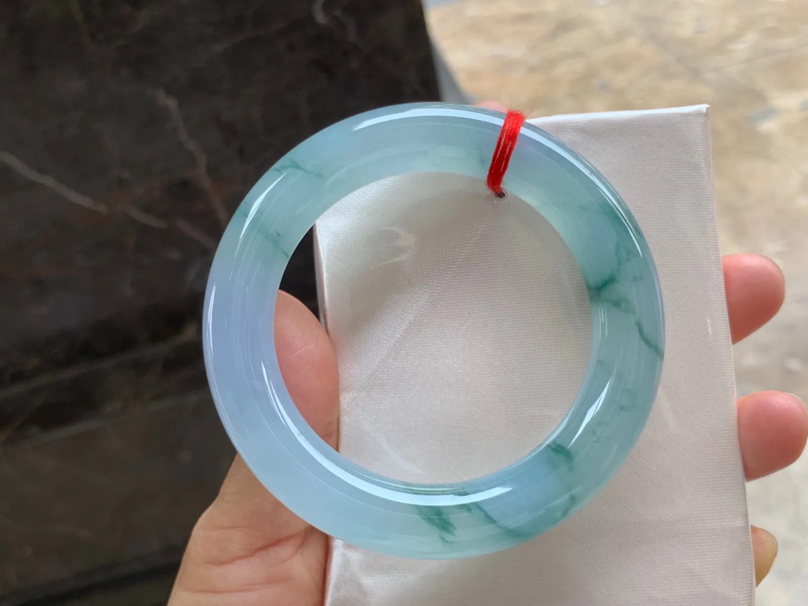 56-13mm
冰种飘花圆条手镯 冰透水润 胶感满满