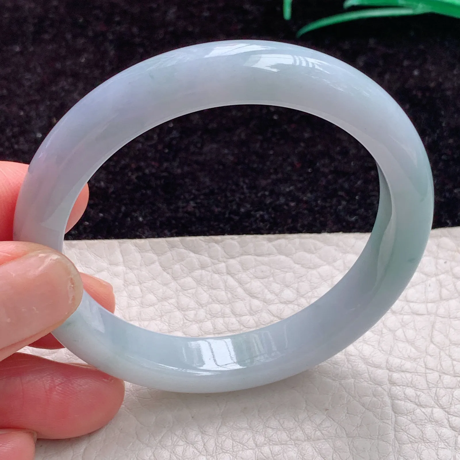 js自然光53*10.5*7.5缅甸翡翠手镯奶白底飘花平安镯宽边正圈镯子