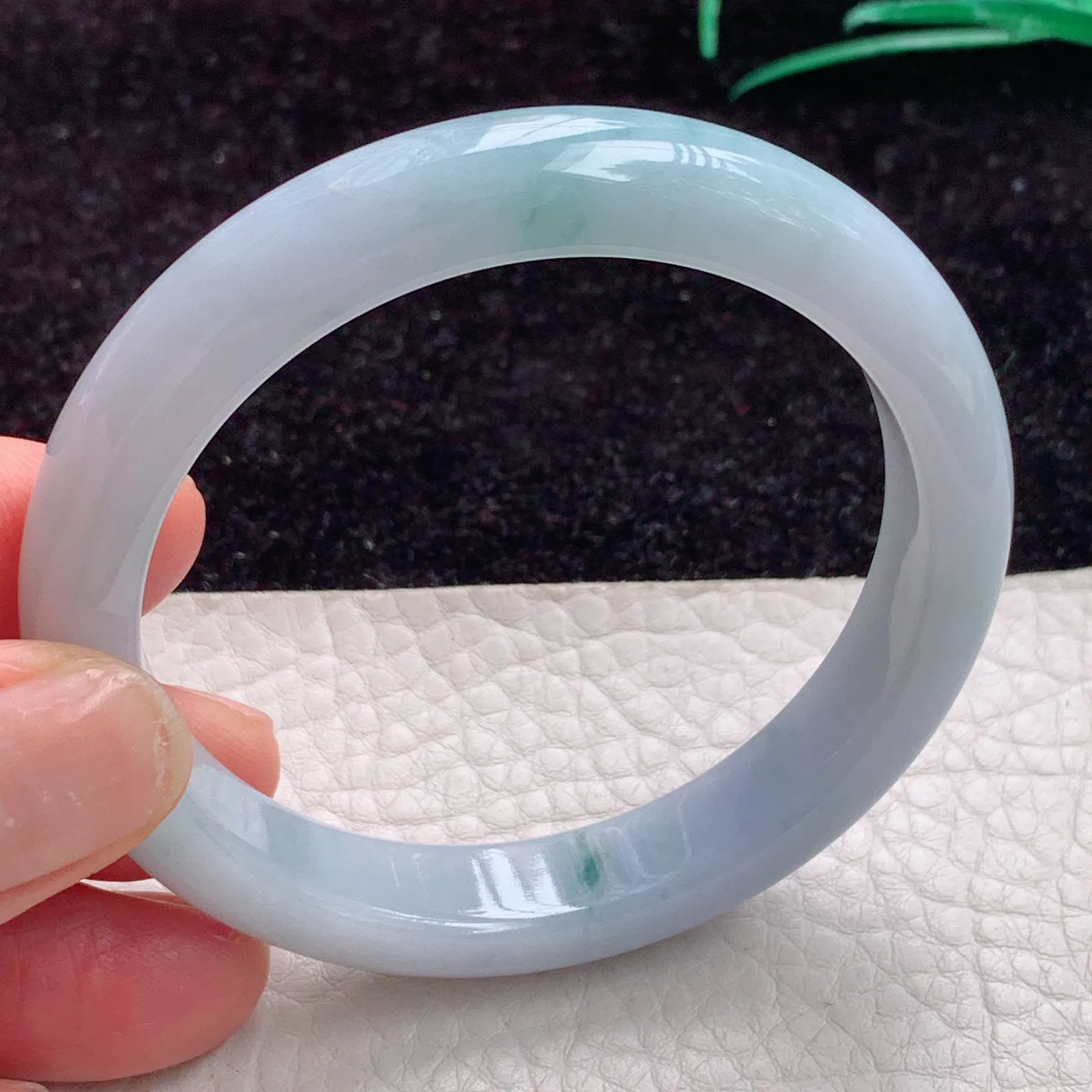 js自然光53*10.5*7.5缅甸翡翠手镯奶白底飘花平安镯宽边正圈镯子