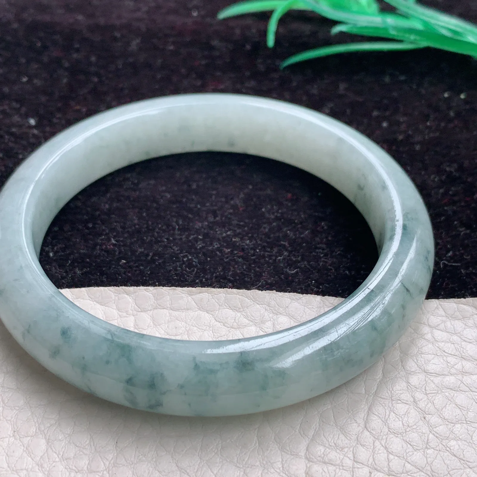 ss自然光61*11.8*9大圈口手镯缅甸A货翡翠飘乌鸡花平安镯 宽边正圈玉镯