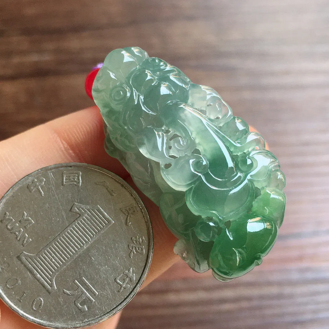 飘花貔貅吊坠 冰润细腻，厚装种老，品相好，种水足 尺寸37.3*17.9*13.6