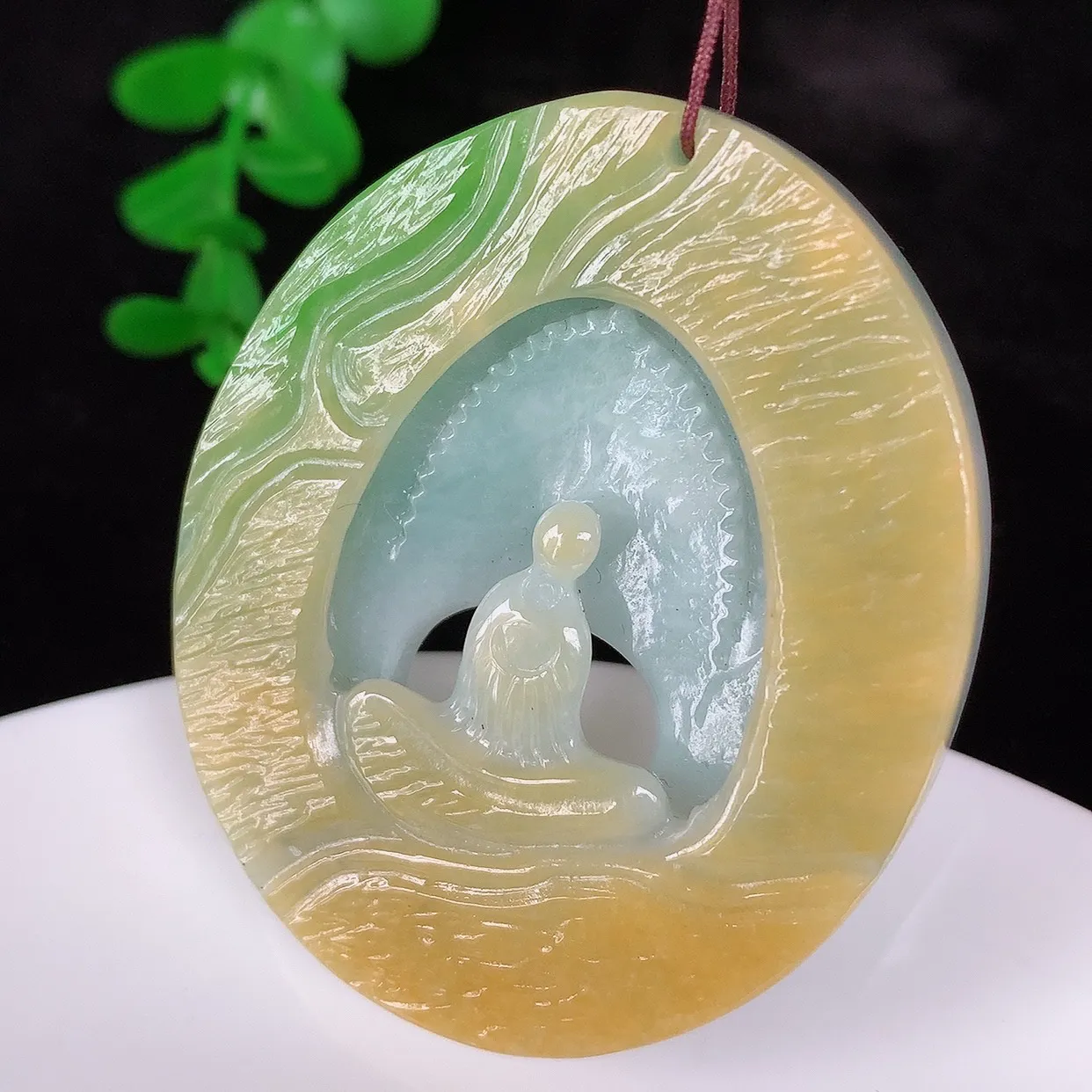 自然光实拍，冰润冰糯种双彩黄加绿翡翠悟道吊坠，翡翠悟道寓意“祥和，安宁，吉祥，幸福”，佩戴效果优雅迷人，性价比超高！#60.29