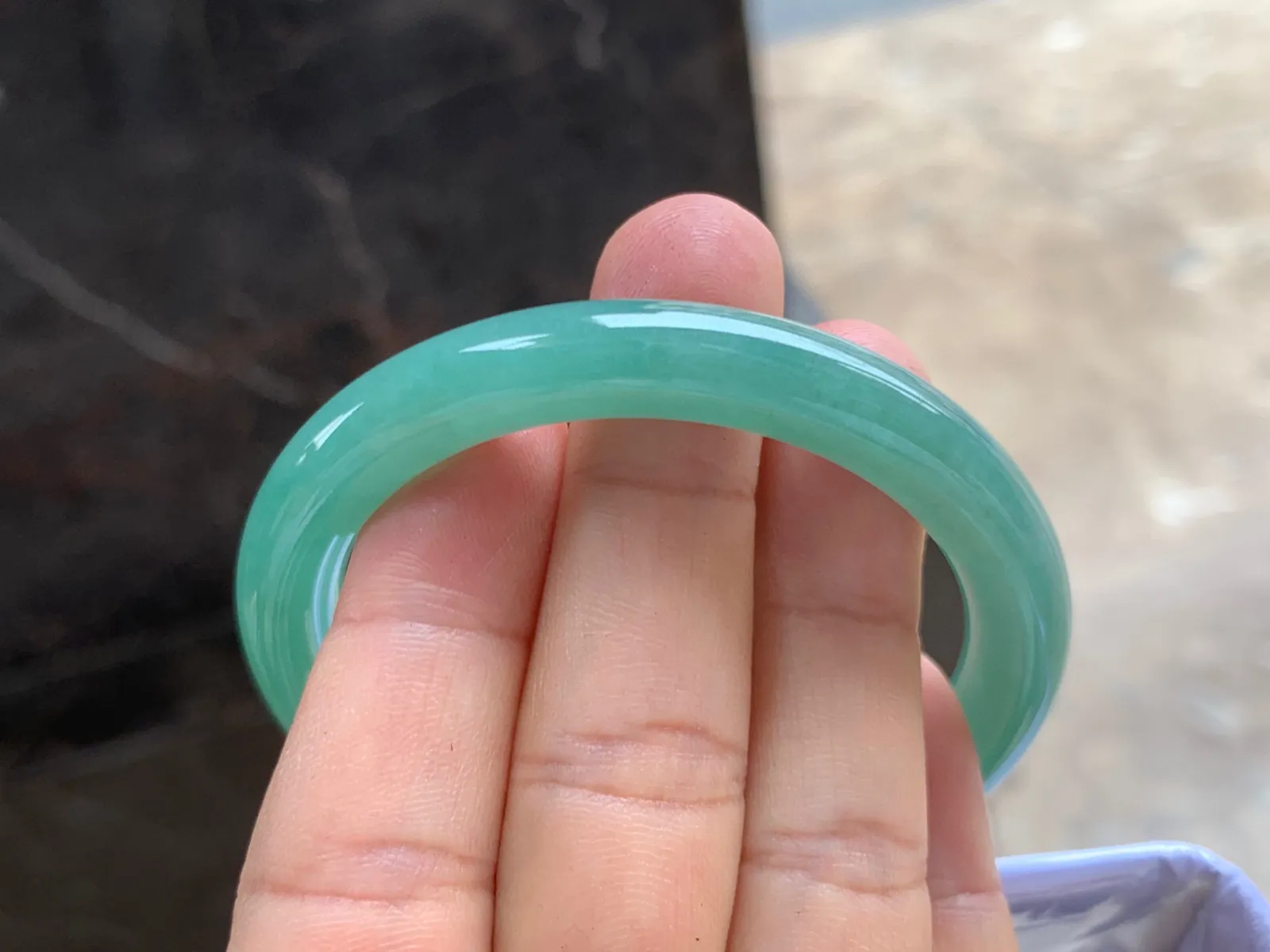 51-8.5mm
豆绿色圆条手镯 底子细腻 上手秀美
