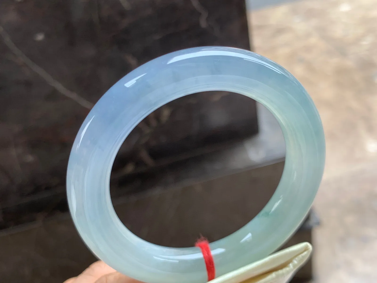 56.5-12mm
冰紫飘花圆条手镯 水润冰透 花色漂亮 条形优秀 上手大气