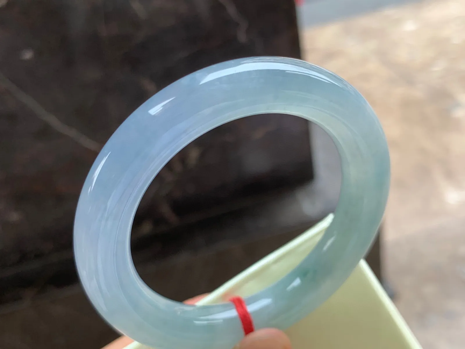 56.5-12mm
冰紫飘花圆条手镯 水润冰透 花色漂亮 条形优秀 上手大气