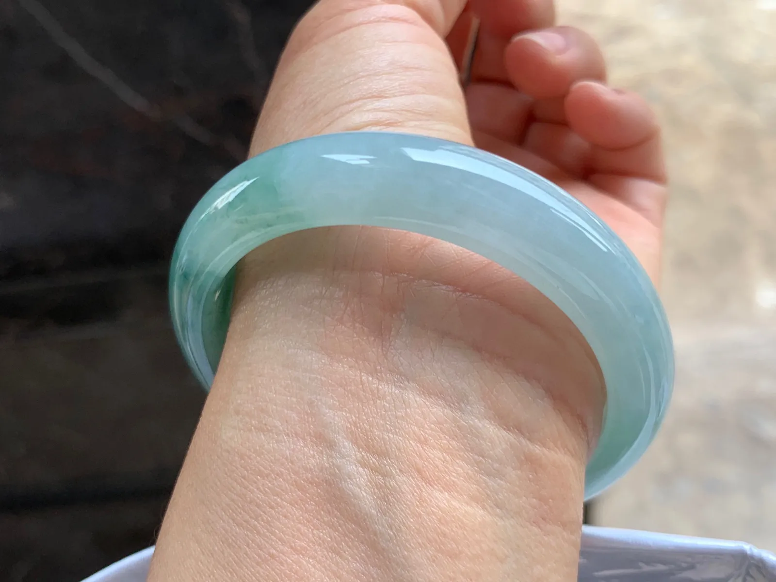 56-13-8mm
飘花手镯 底子细腻 花色漂亮 上手大气